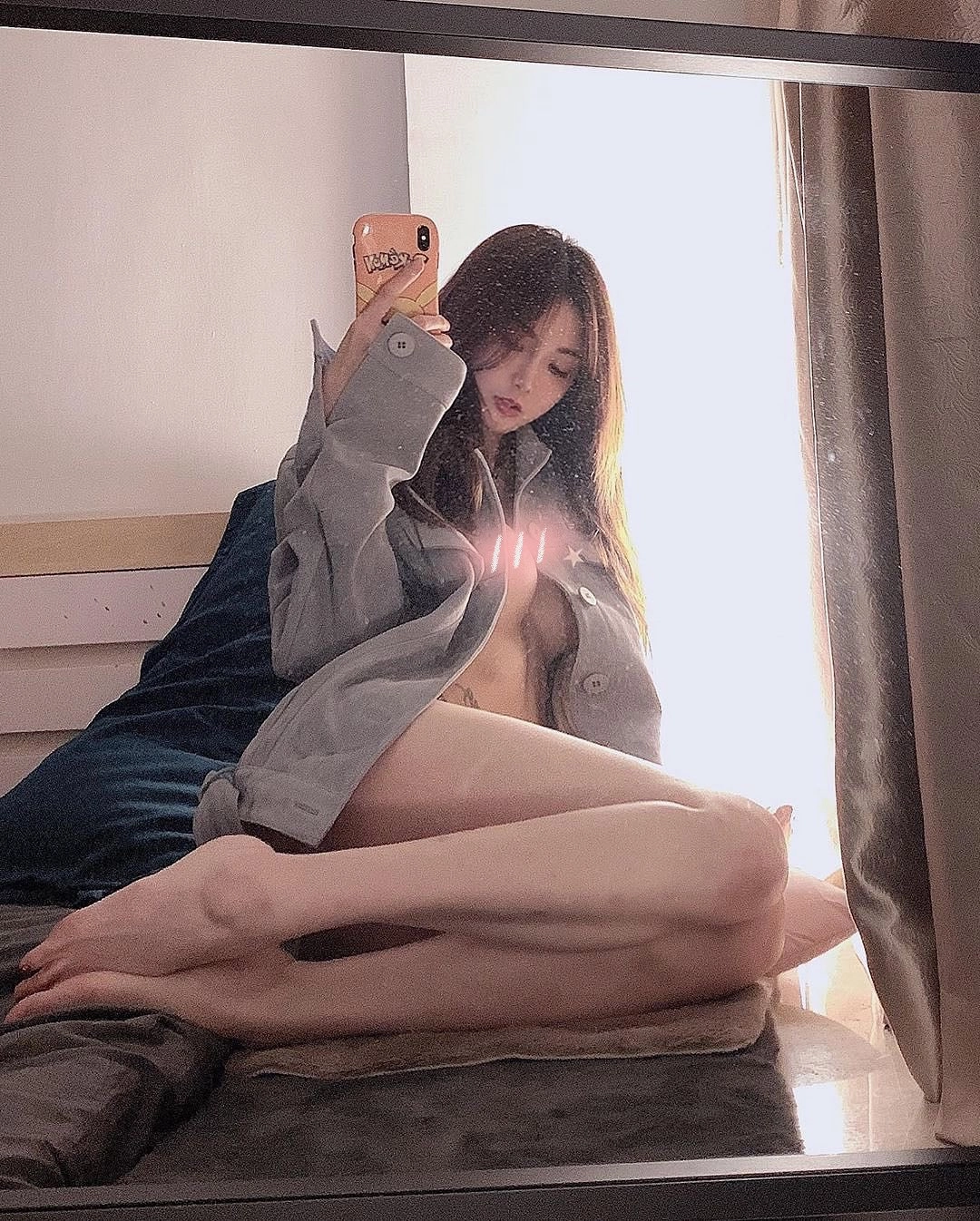 女人在镜子里拍自拍。