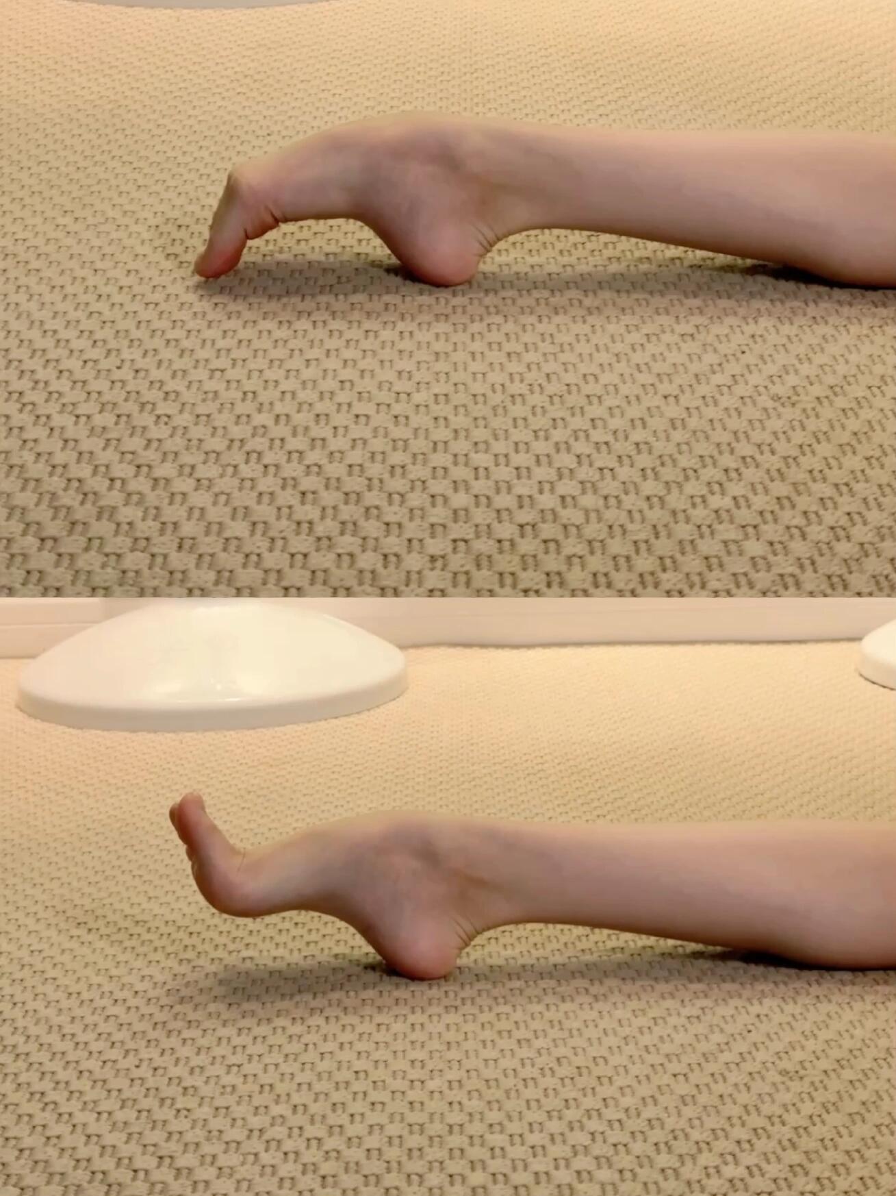 人躺在地板上,脚在空中。