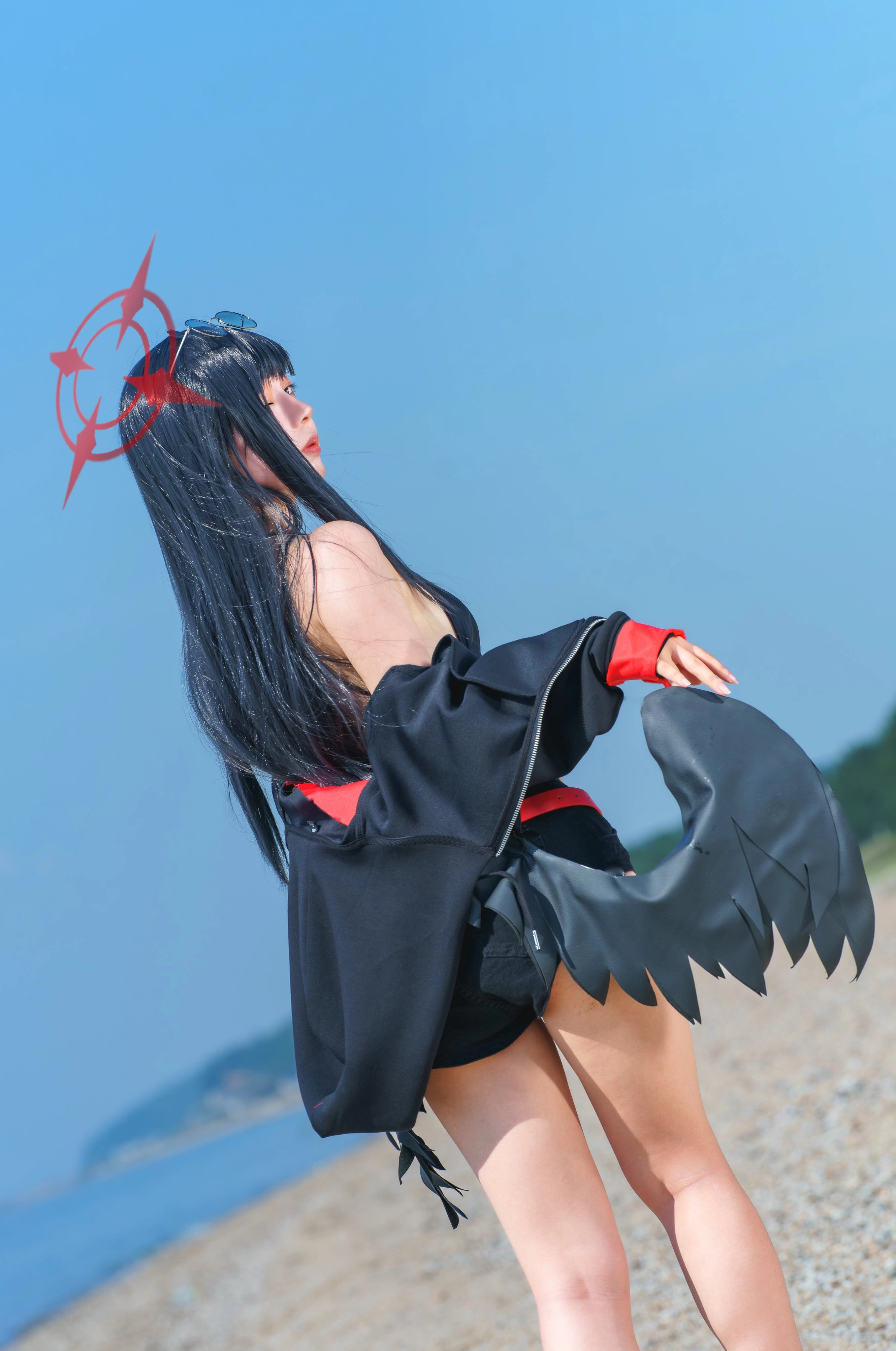 女人穿着一件黑色的夹克和一件红色的衬衫。