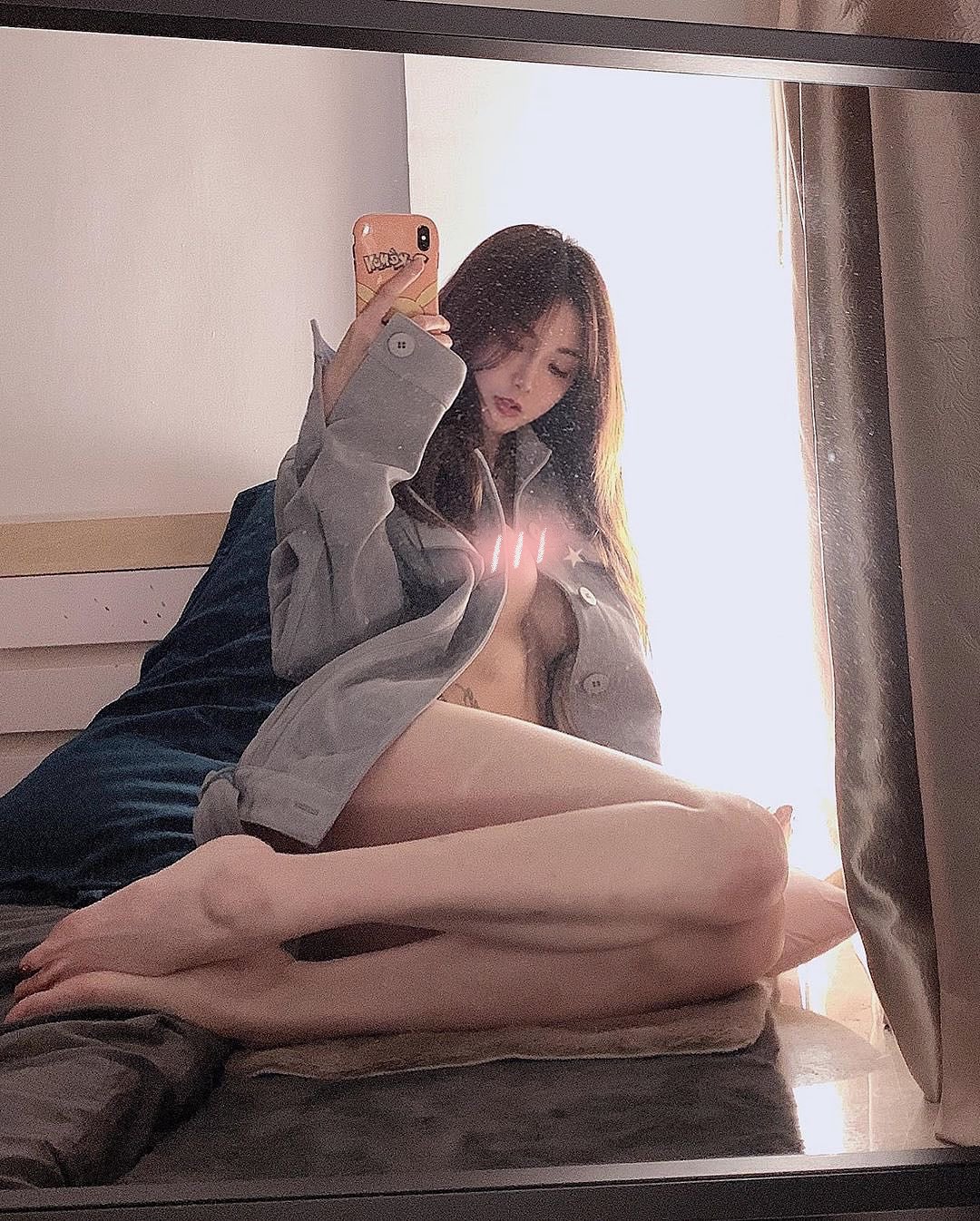 女人在镜子里拍自拍。