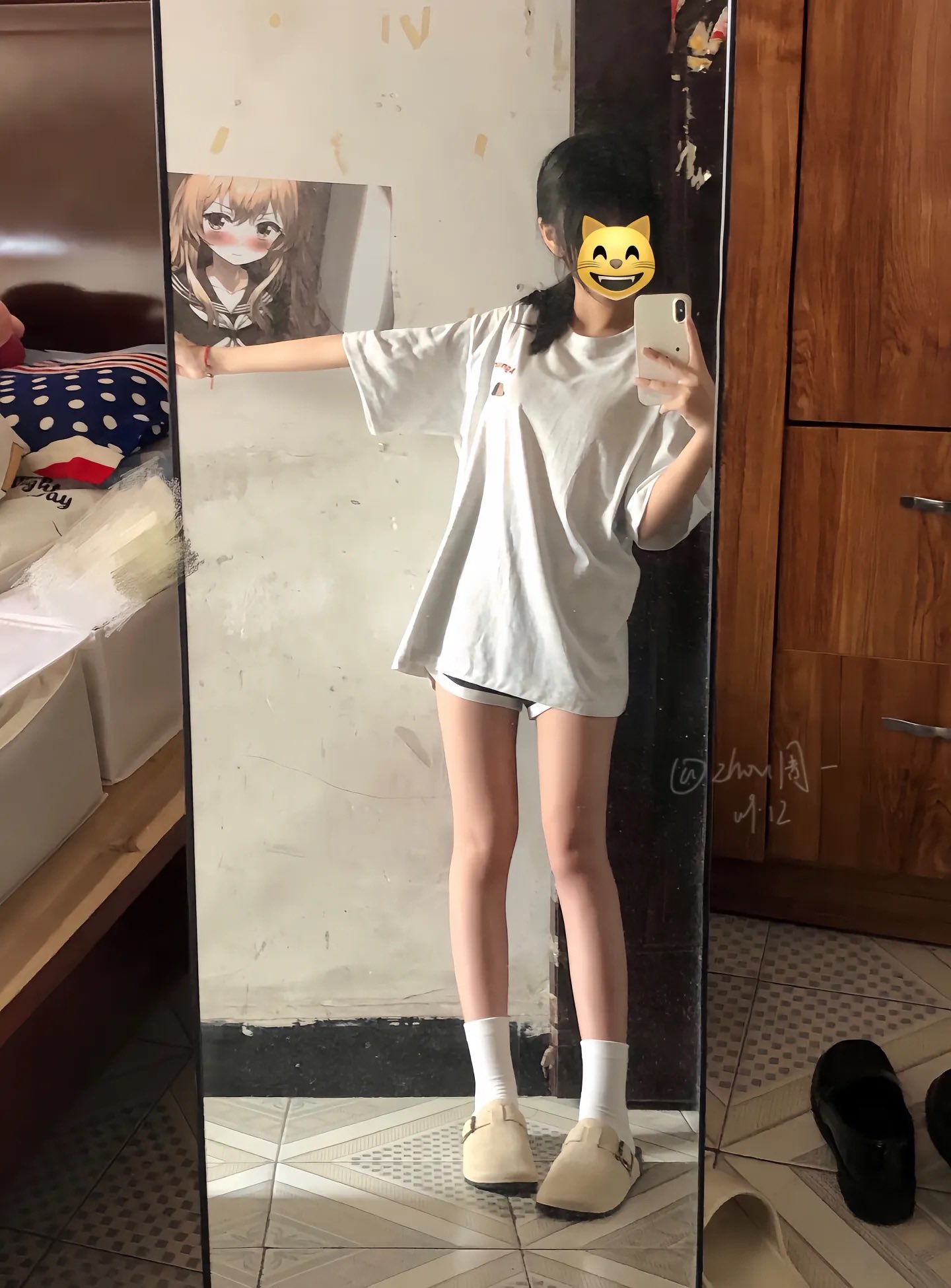 女孩在镜子前拍个自拍。