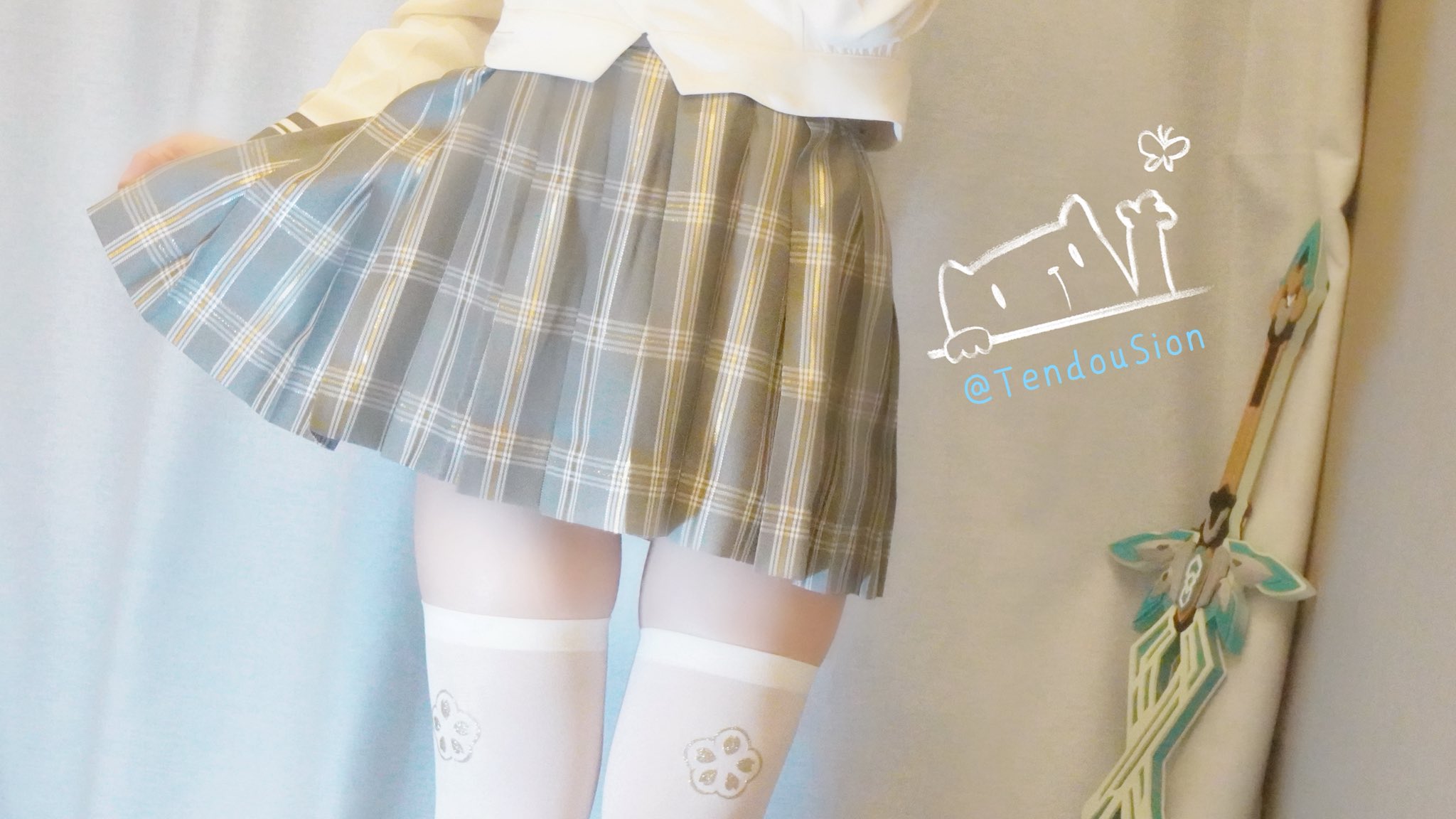 穿着一件白色衬衫和一件白色的裙子的女人。