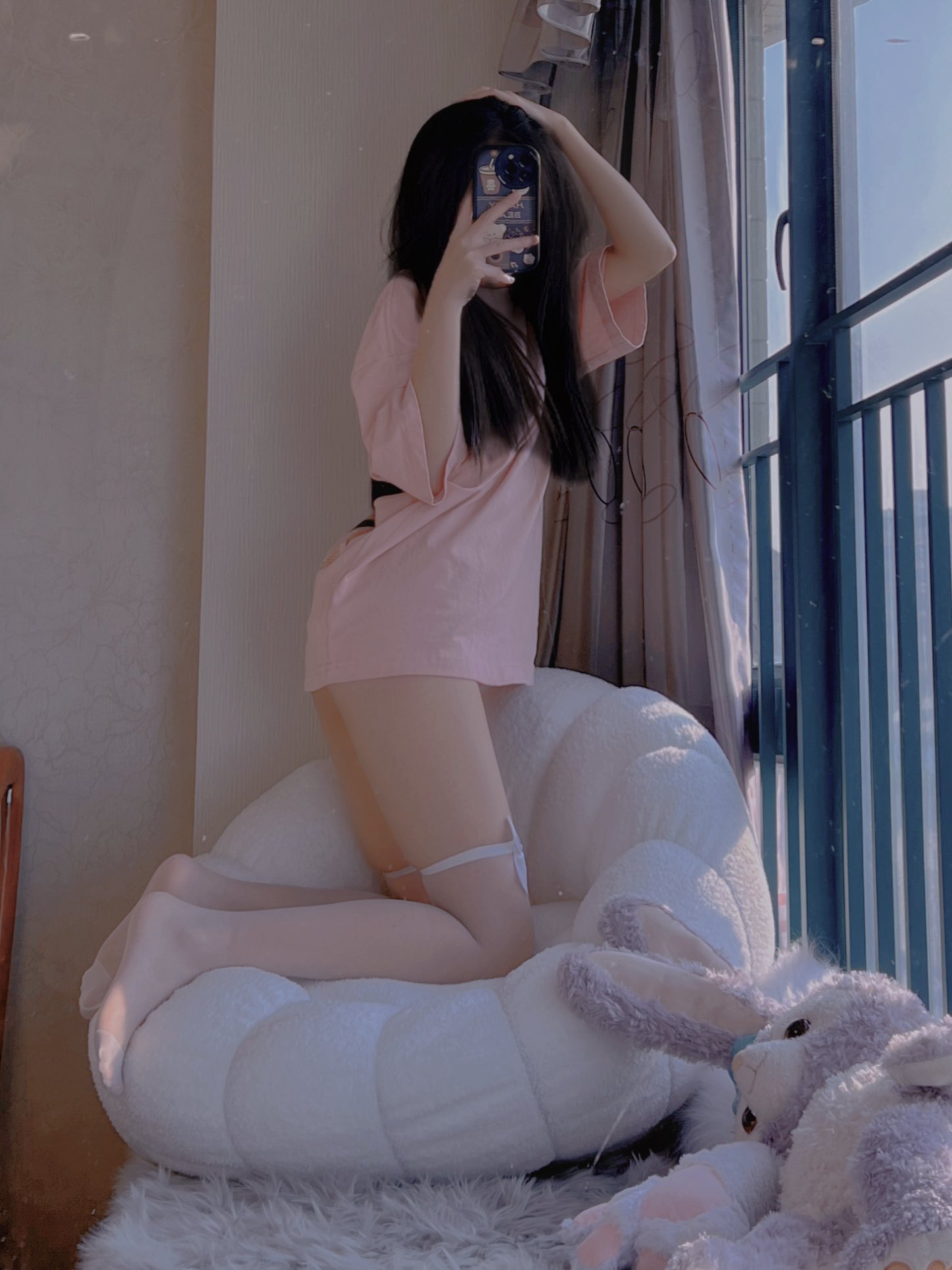 穿着粉红色衬衫的女人拍了一张自拍。