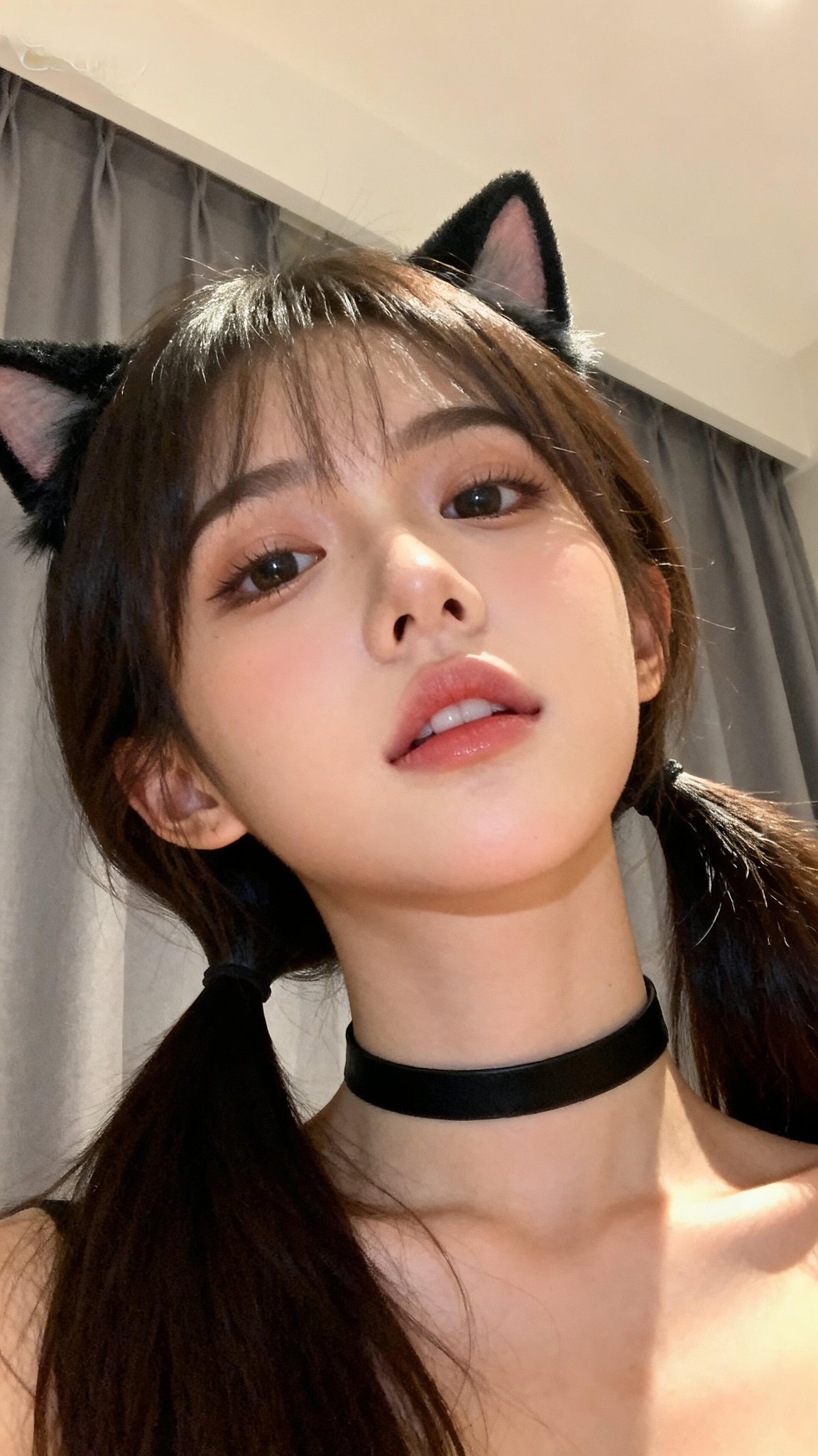 女孩戴着一只猫项链和一件黑色胡克项链。