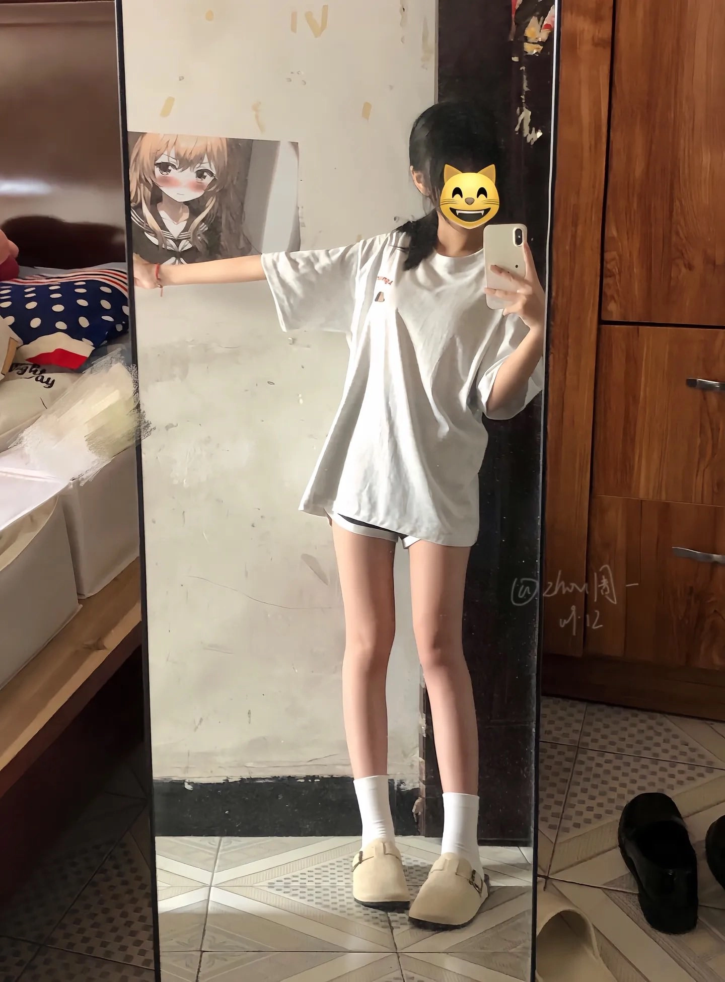 女孩在镜子前拍个自拍。