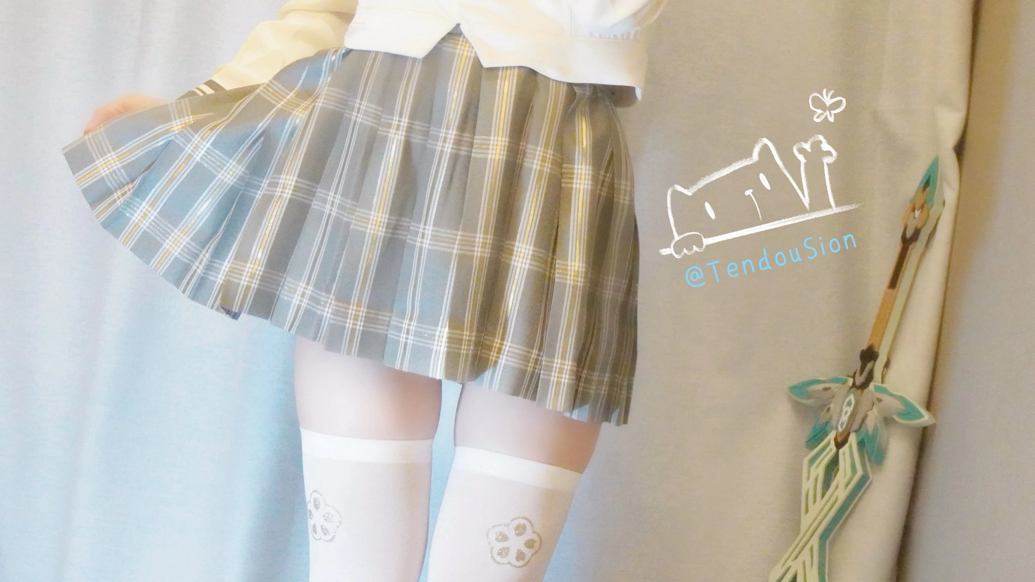 穿着一件白色衬衫和一件白色的裙子的女人。