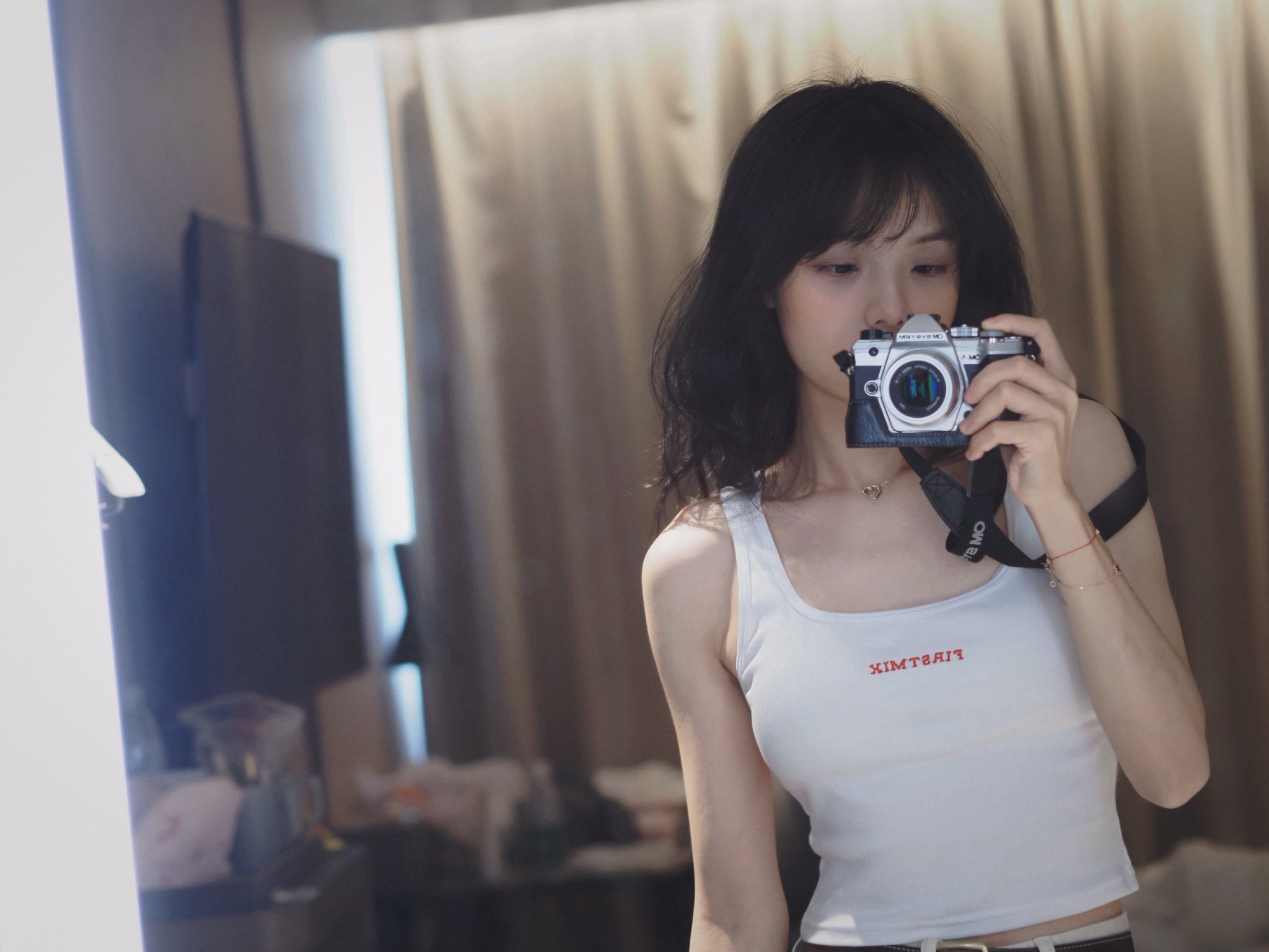 女人用摄像头拍自拍。