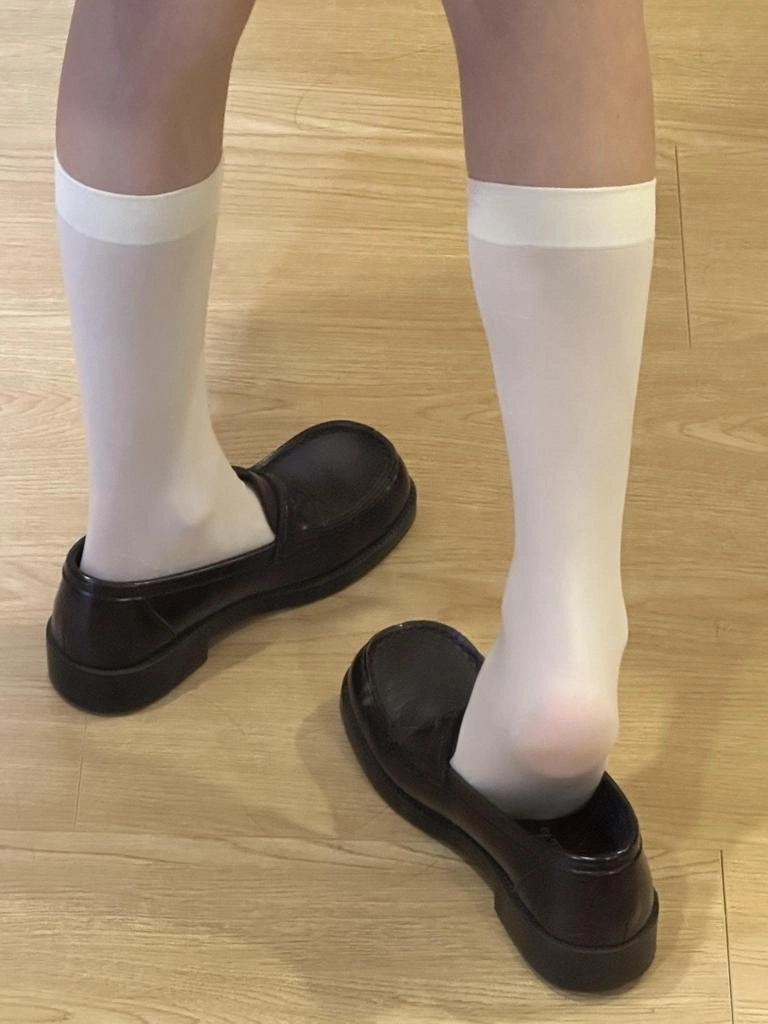 一双黑色鞋子和白色袜子。