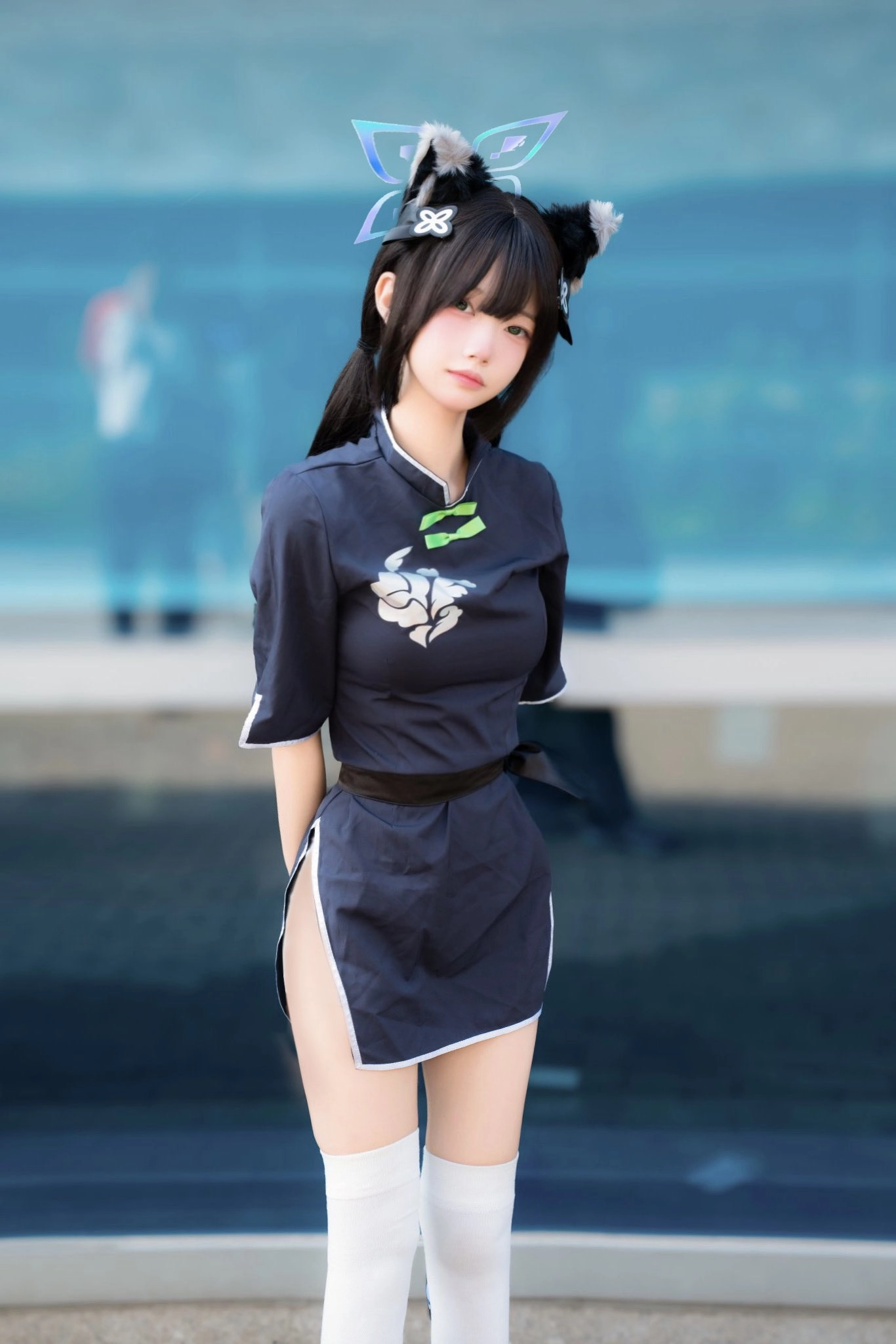 穿着蓝色裙子的女人,有一条绿色的弓。