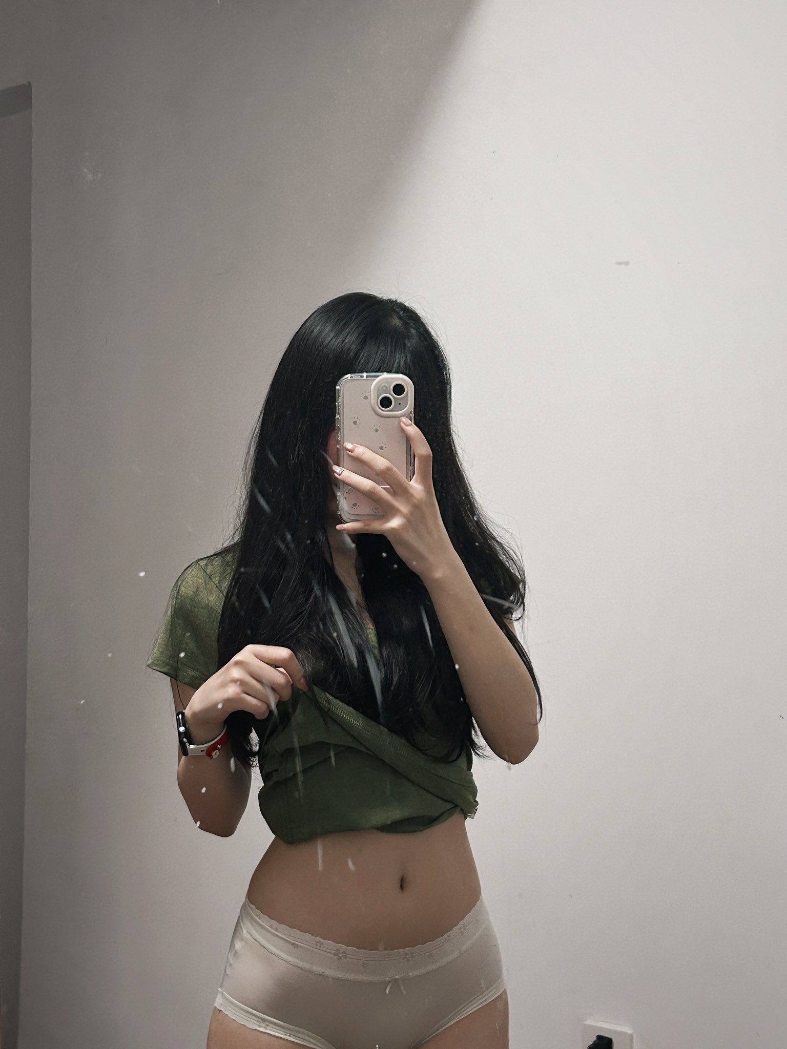 女人用手机拍自拍。