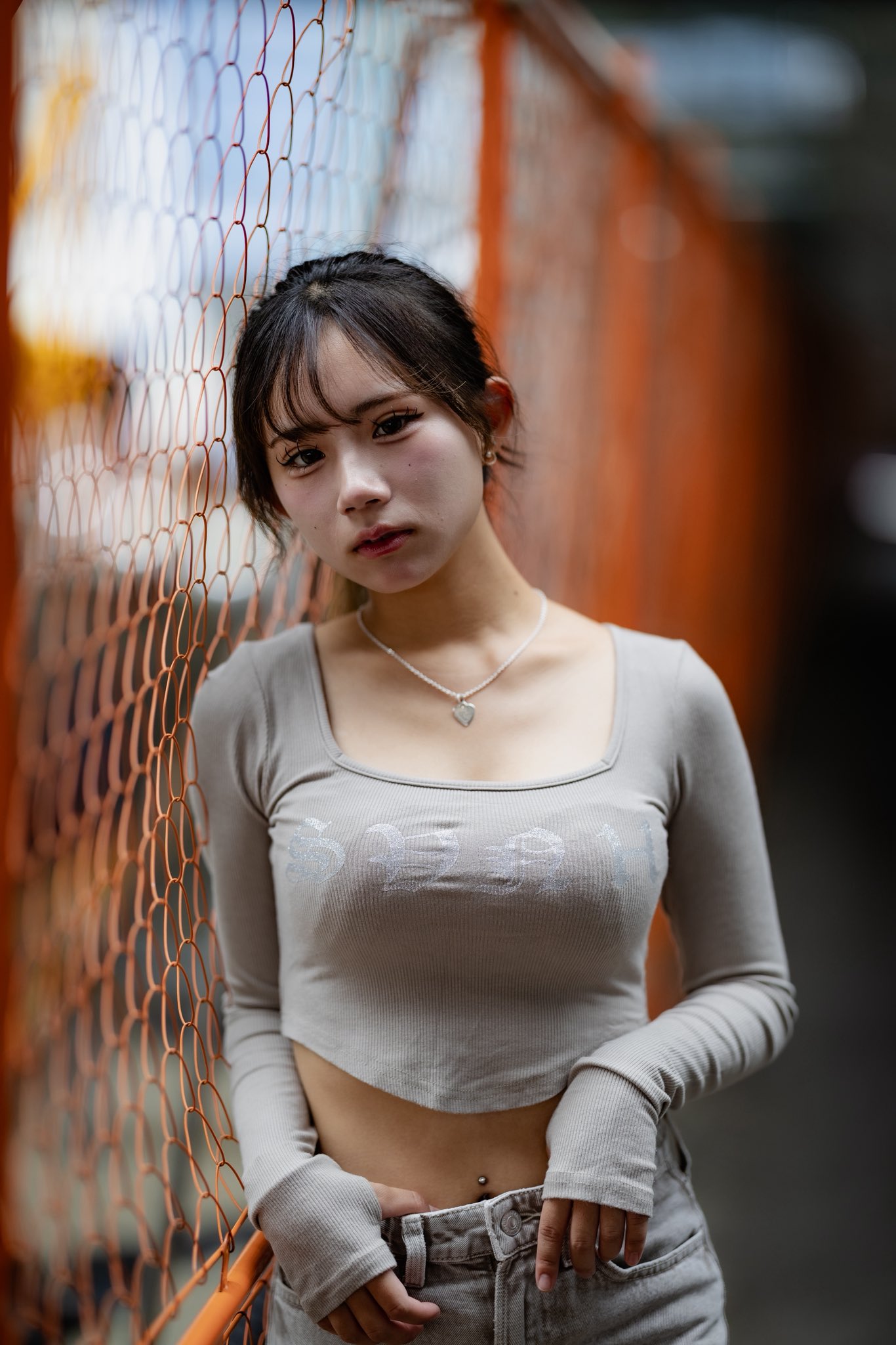 戴着项链和灰色衬衫的女人。