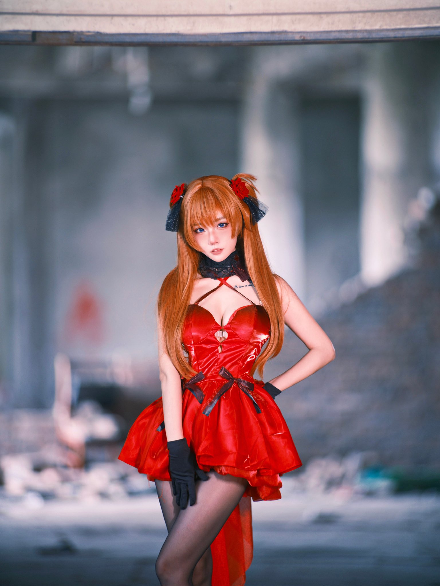 穿着红色衣服的女人坐在一个步骤。