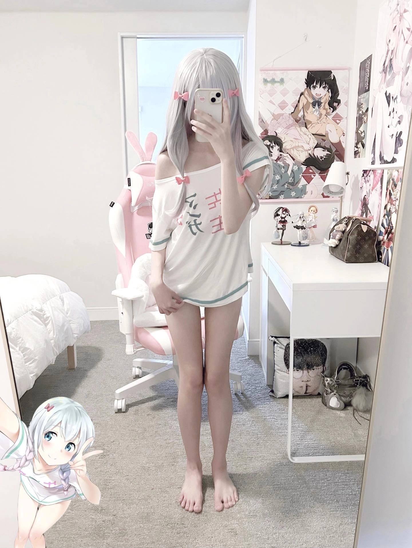 女孩在一个房间里拍自拍,有床和椅子。