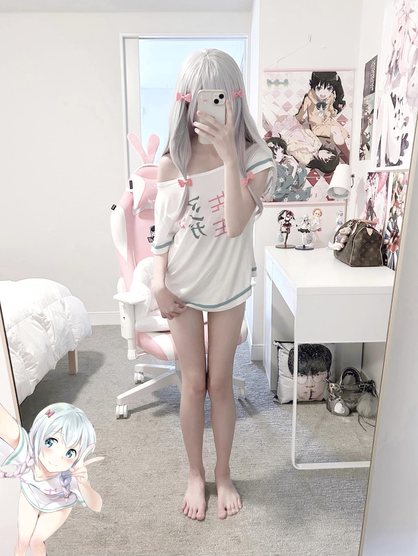 女孩在一个房间里拍自拍,有床和椅子。