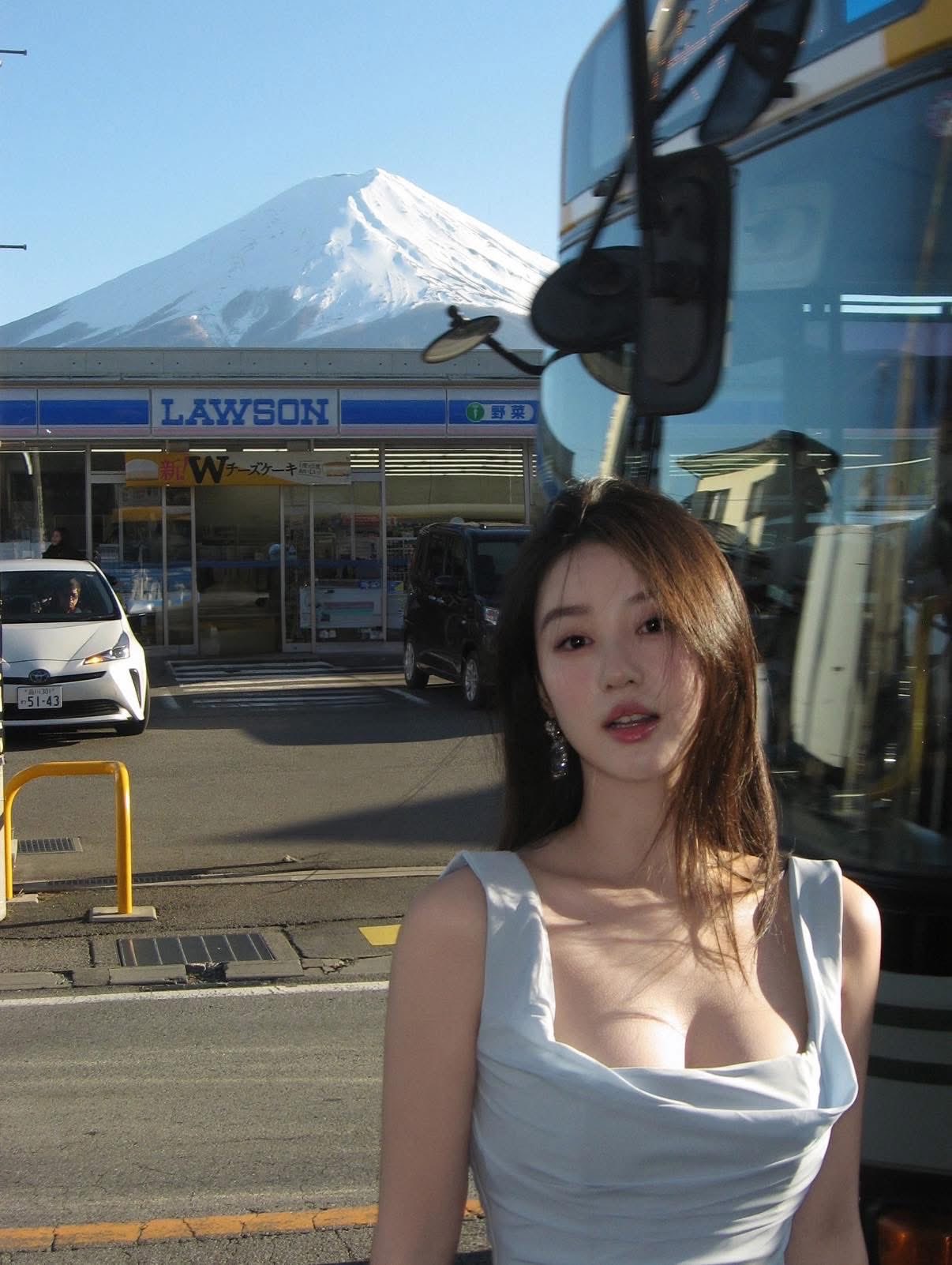 女人站在一座山前。