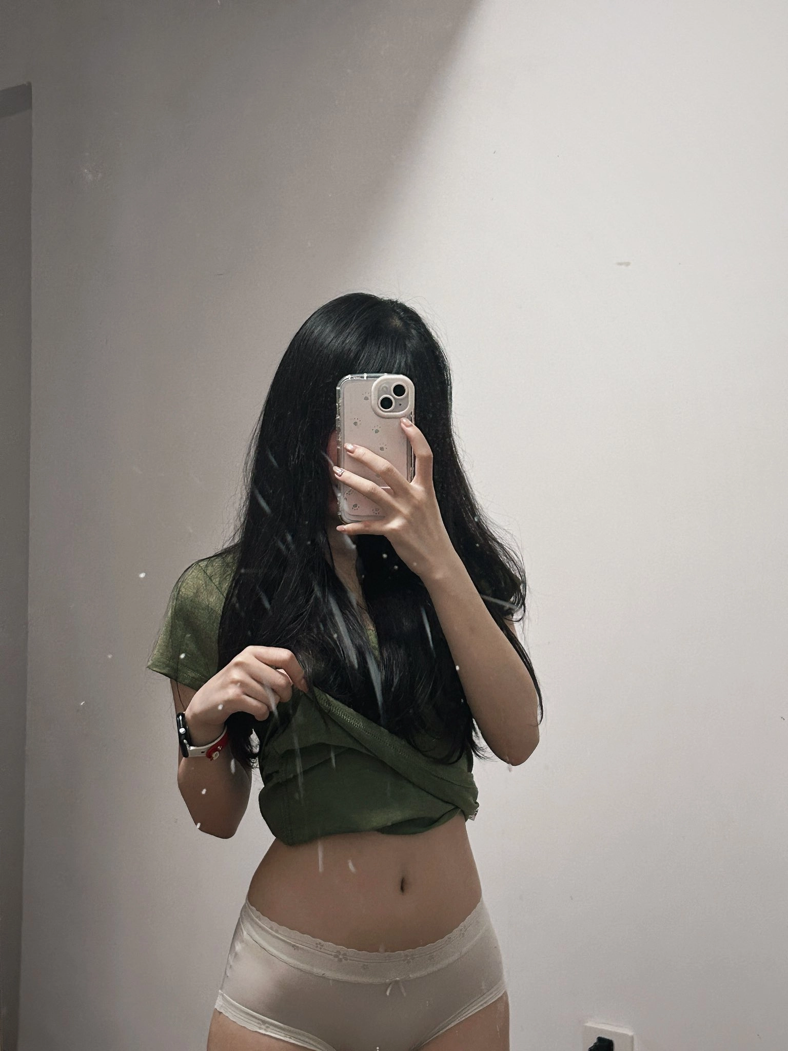 女人用手机拍自拍。