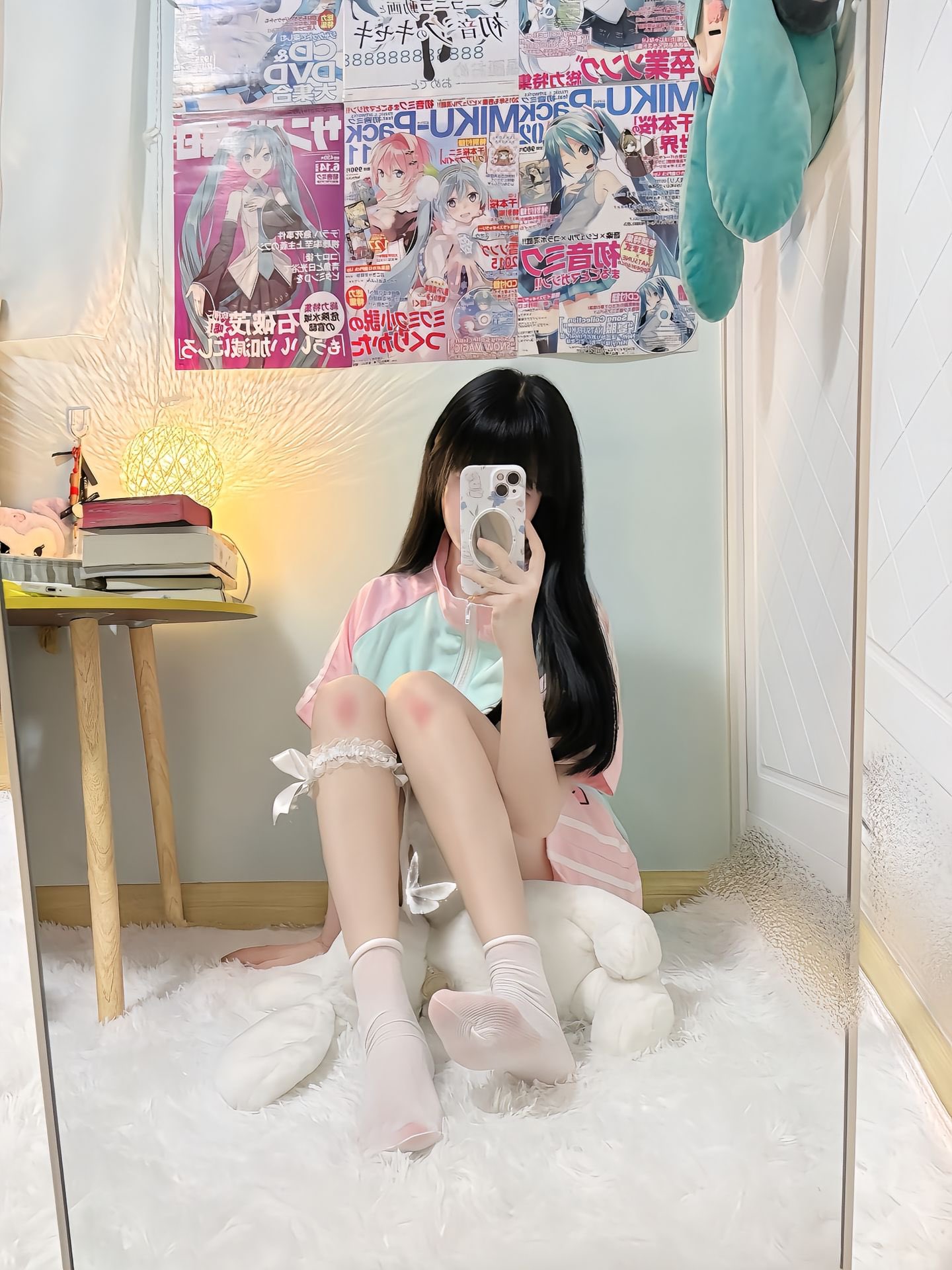 女孩带着一只动物自拍。