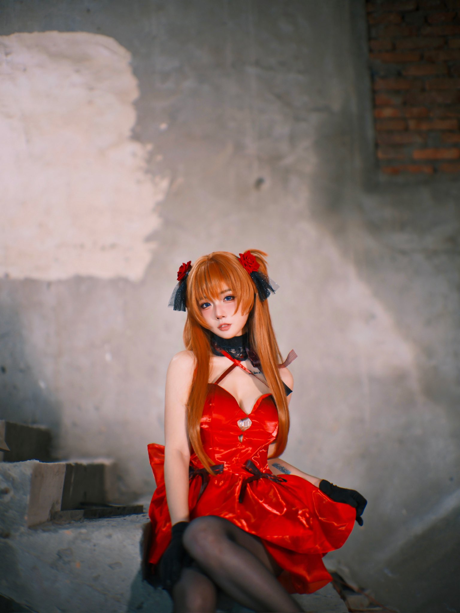 穿着红色衣服的女人坐在一个步骤。