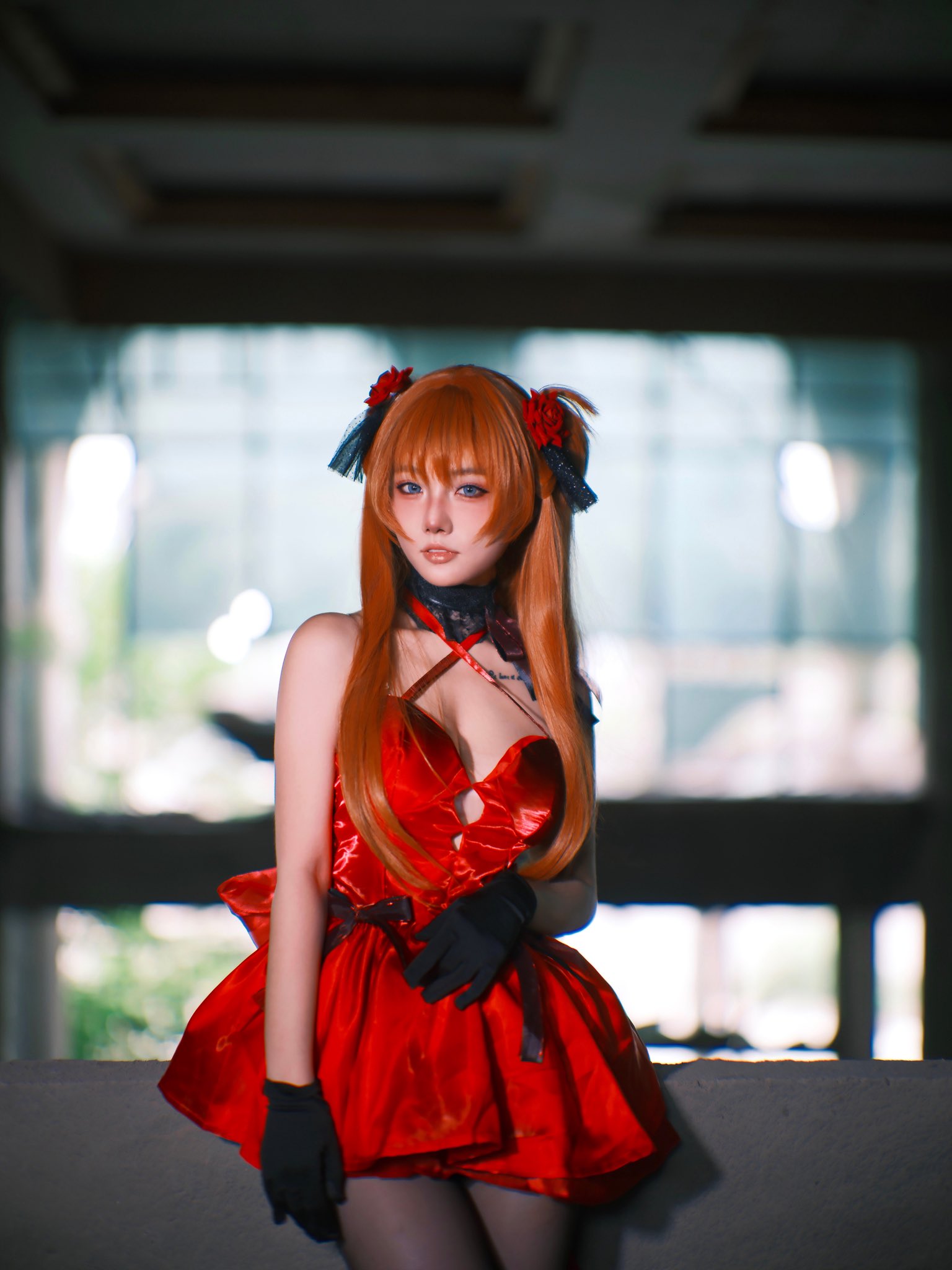 穿着红色衣服的女人坐在一个步骤。