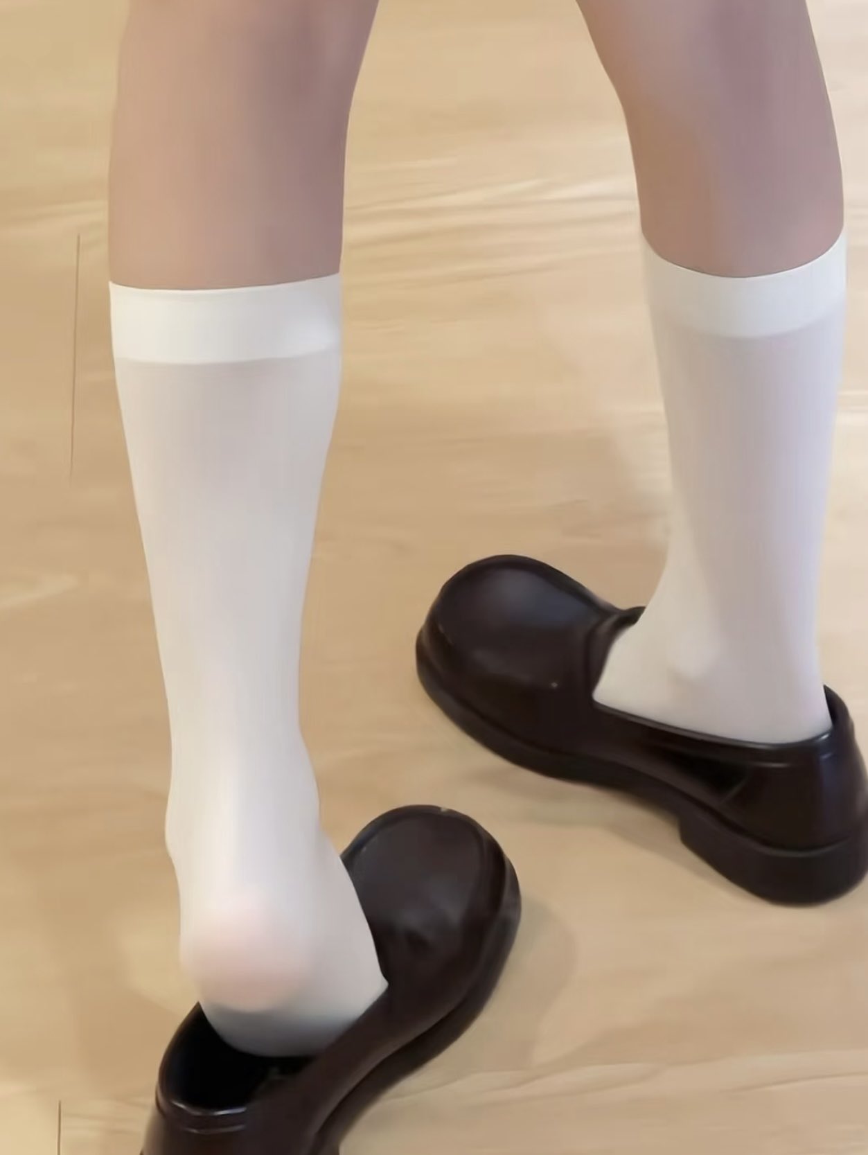 一双黑色鞋子和白色袜子。