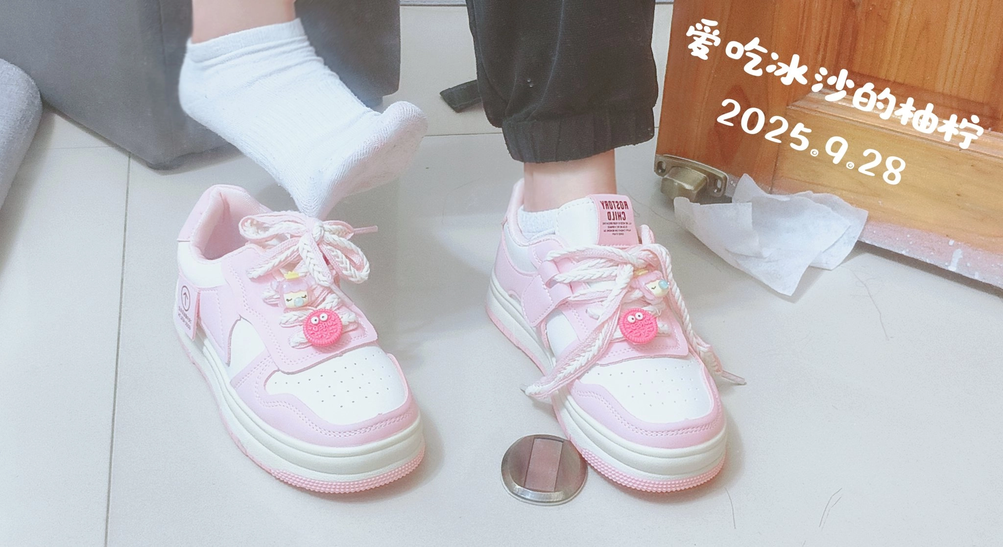 穿着粉红色的鞋子的人