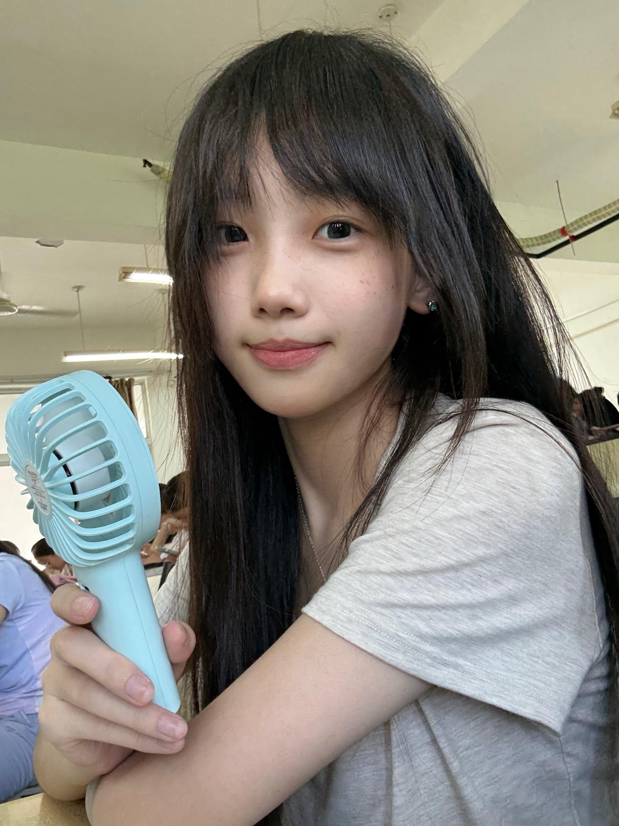 有蓝色头发的女孩。