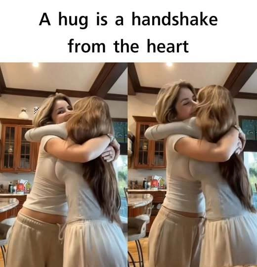 两个女人互相拥抱。