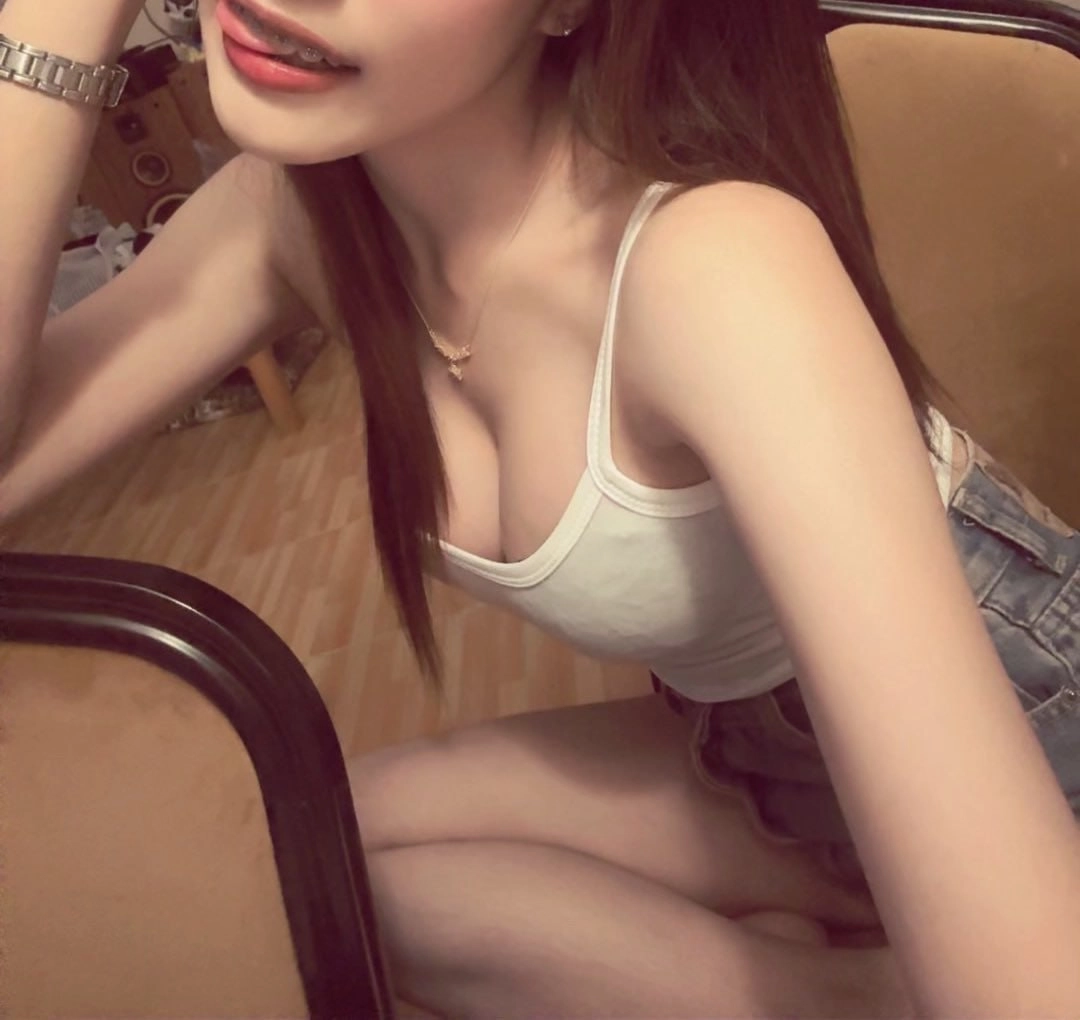 有大胸部和长头发的女人为一张照片。