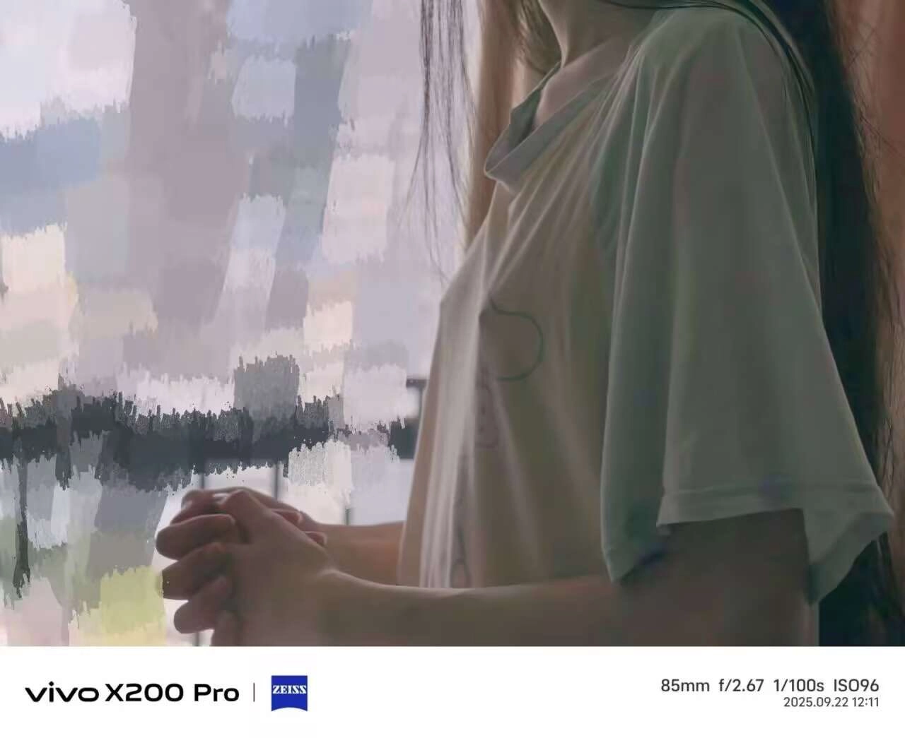 女人手牵在她面前。