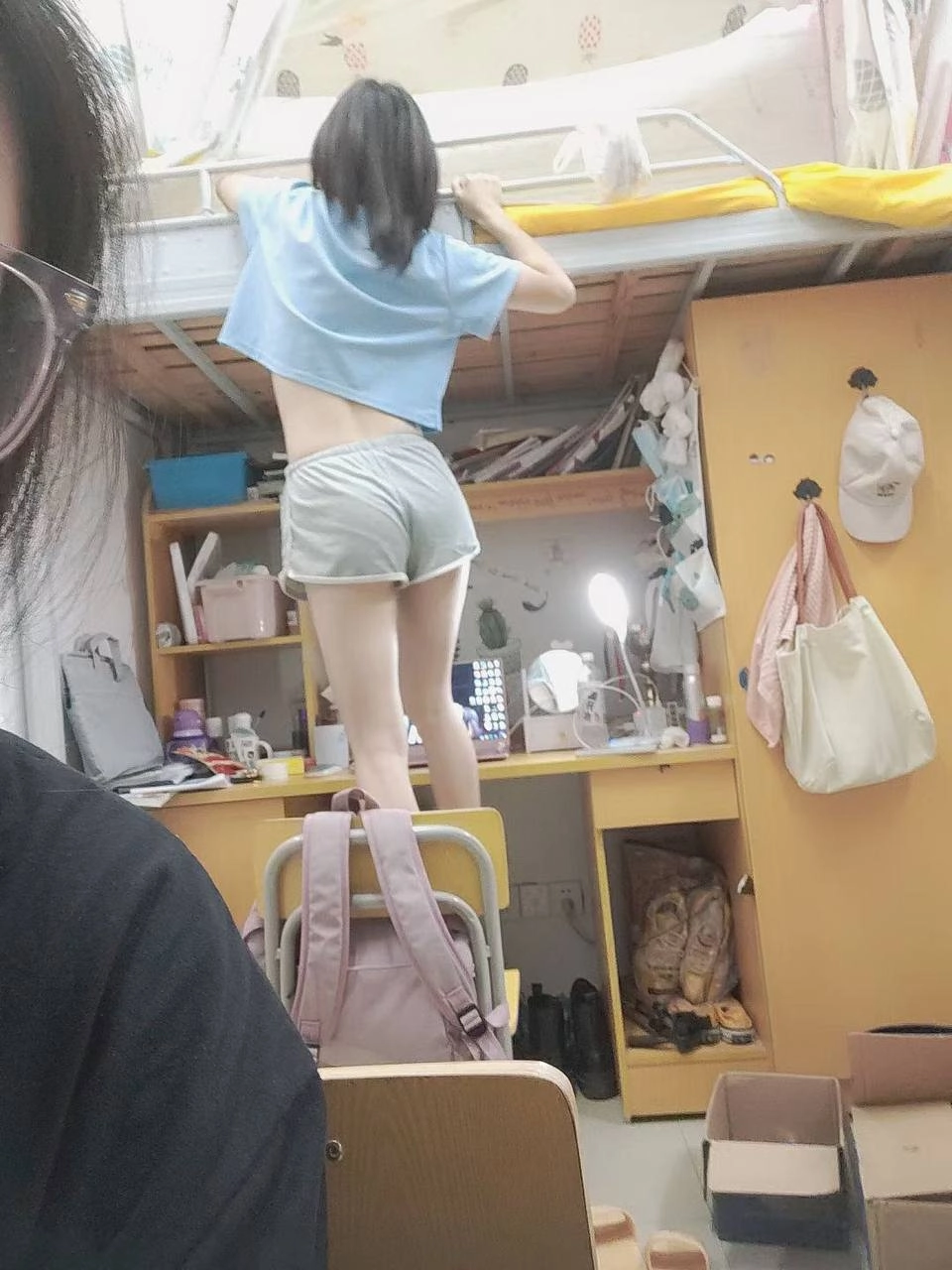 女人站在一个房间的椅子上。