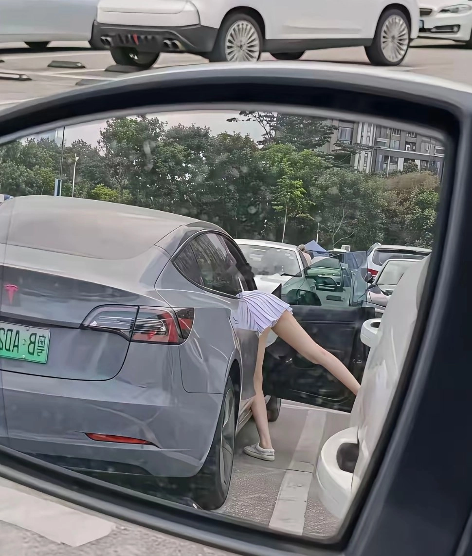 女人走进了一辆车。