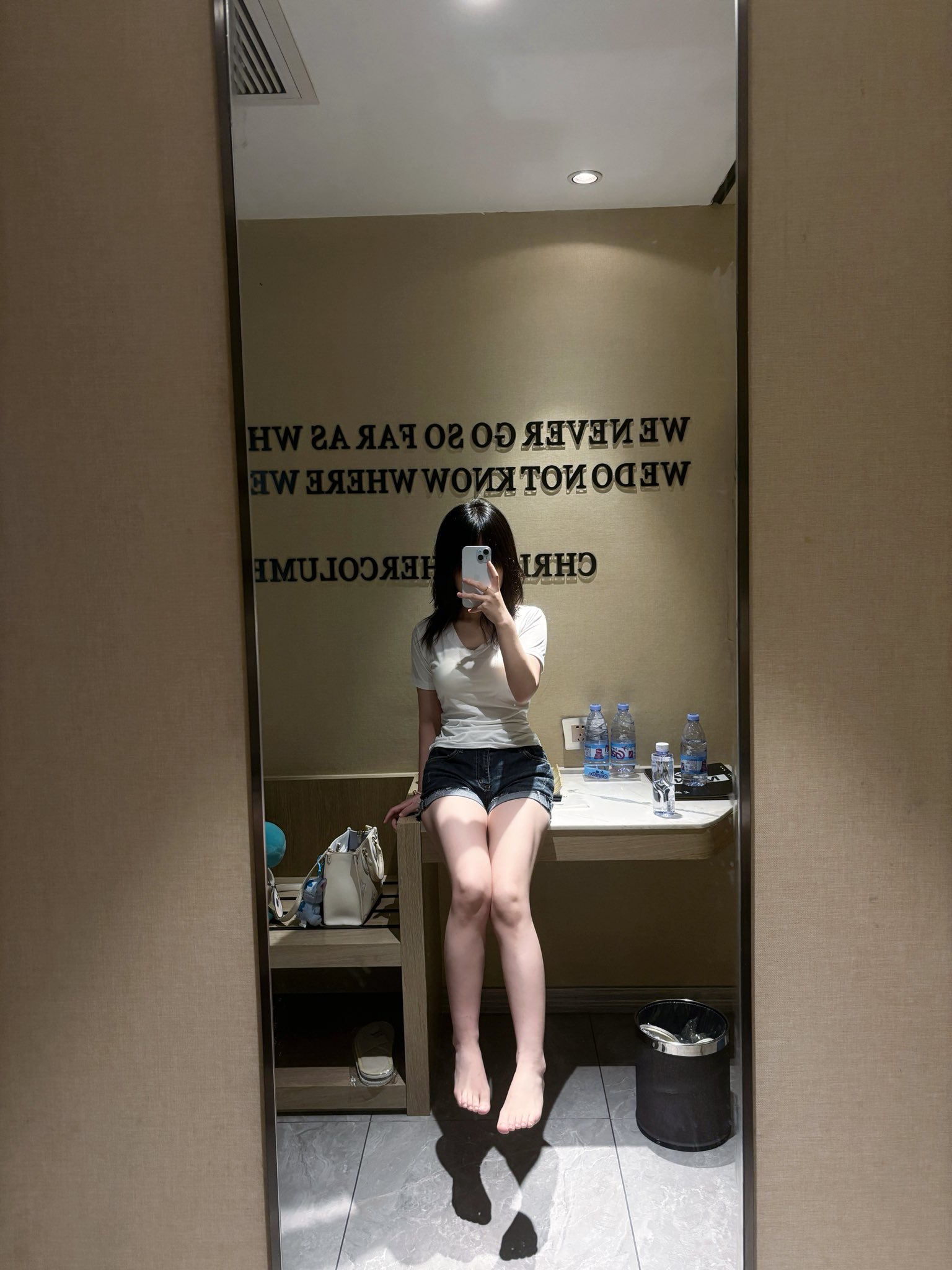 女人在镜子里拍自拍。