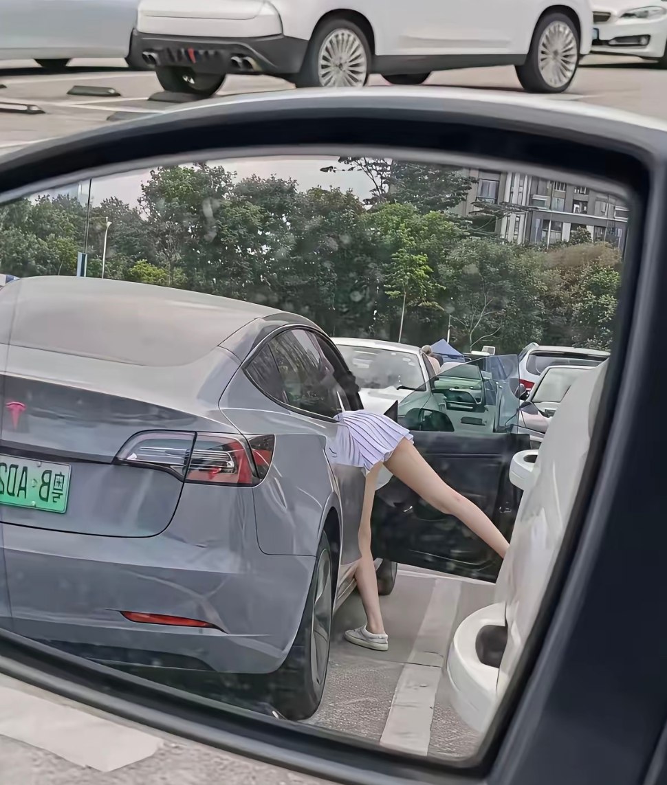 女人走进了一辆车。