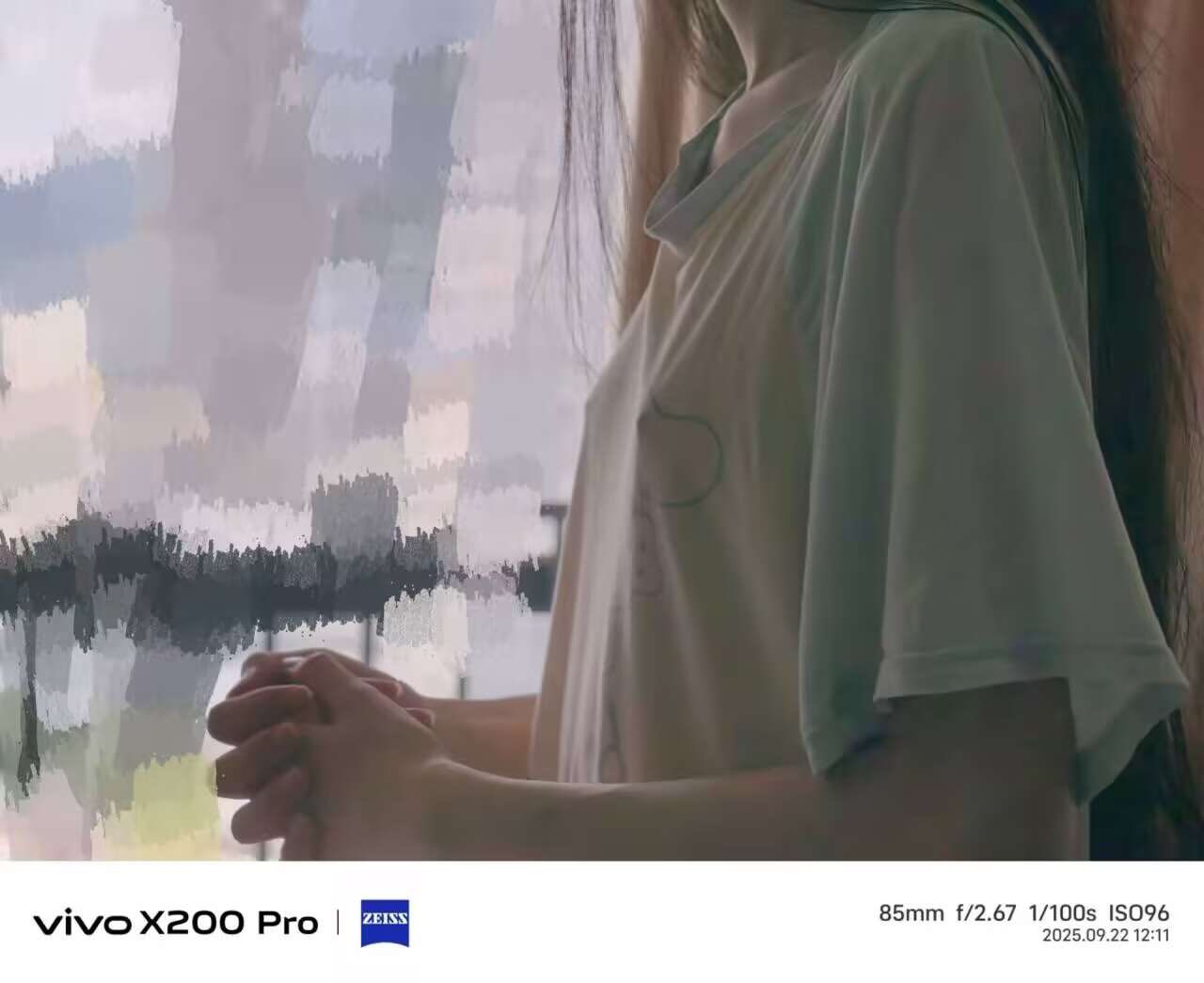 女人手牵在她面前。