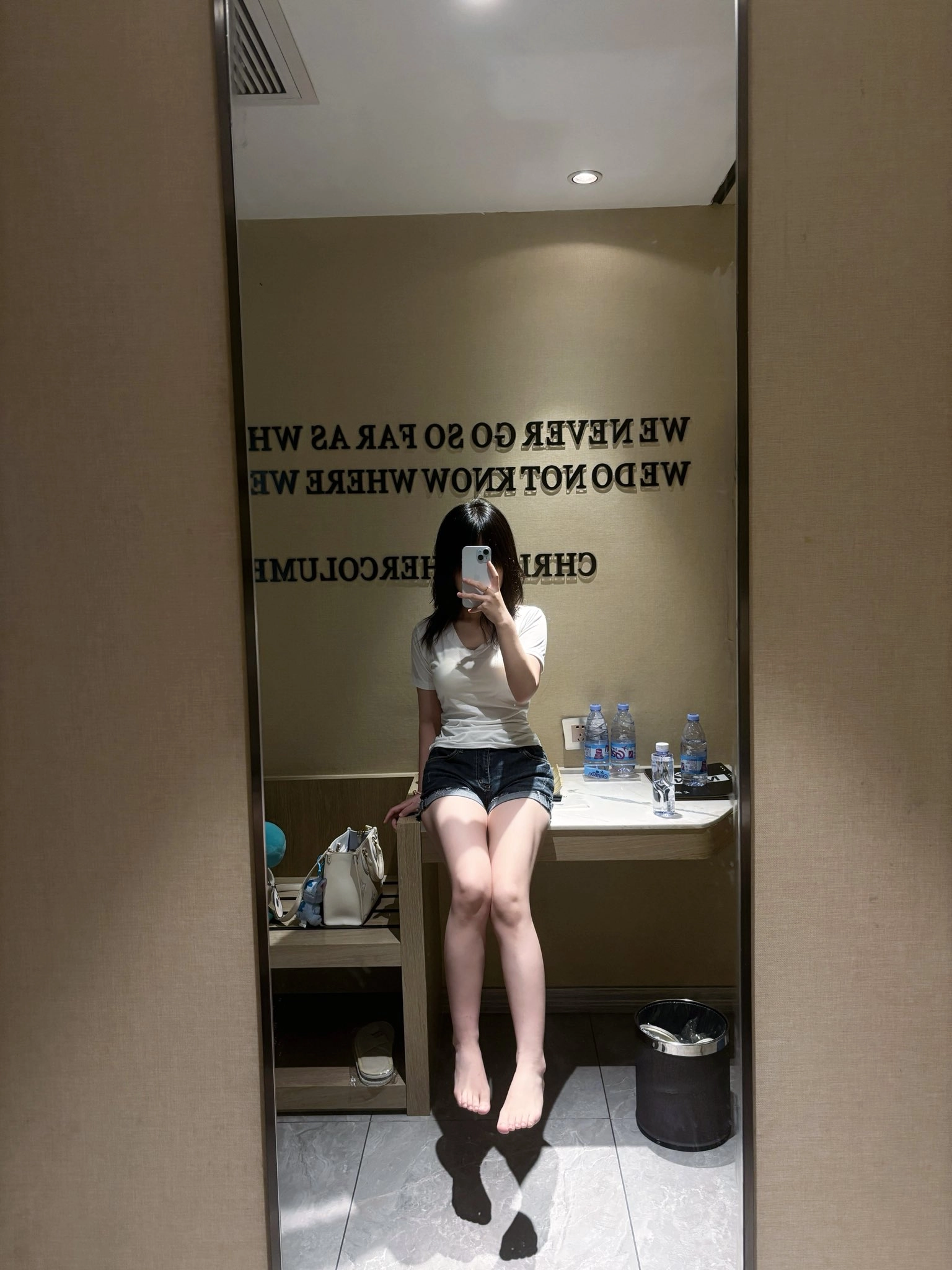 女人在镜子里拍自拍。