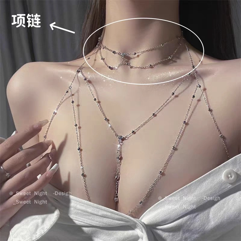 女人戴着一件白色衬衫的项链。