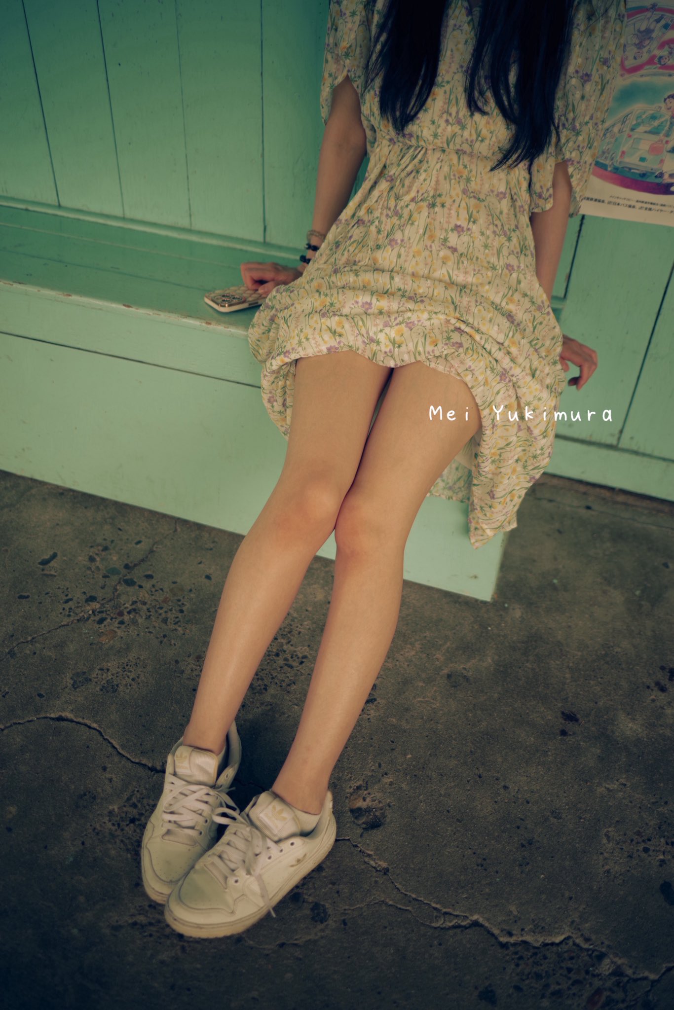 穿着裙子的女人坐在一个凳子上。