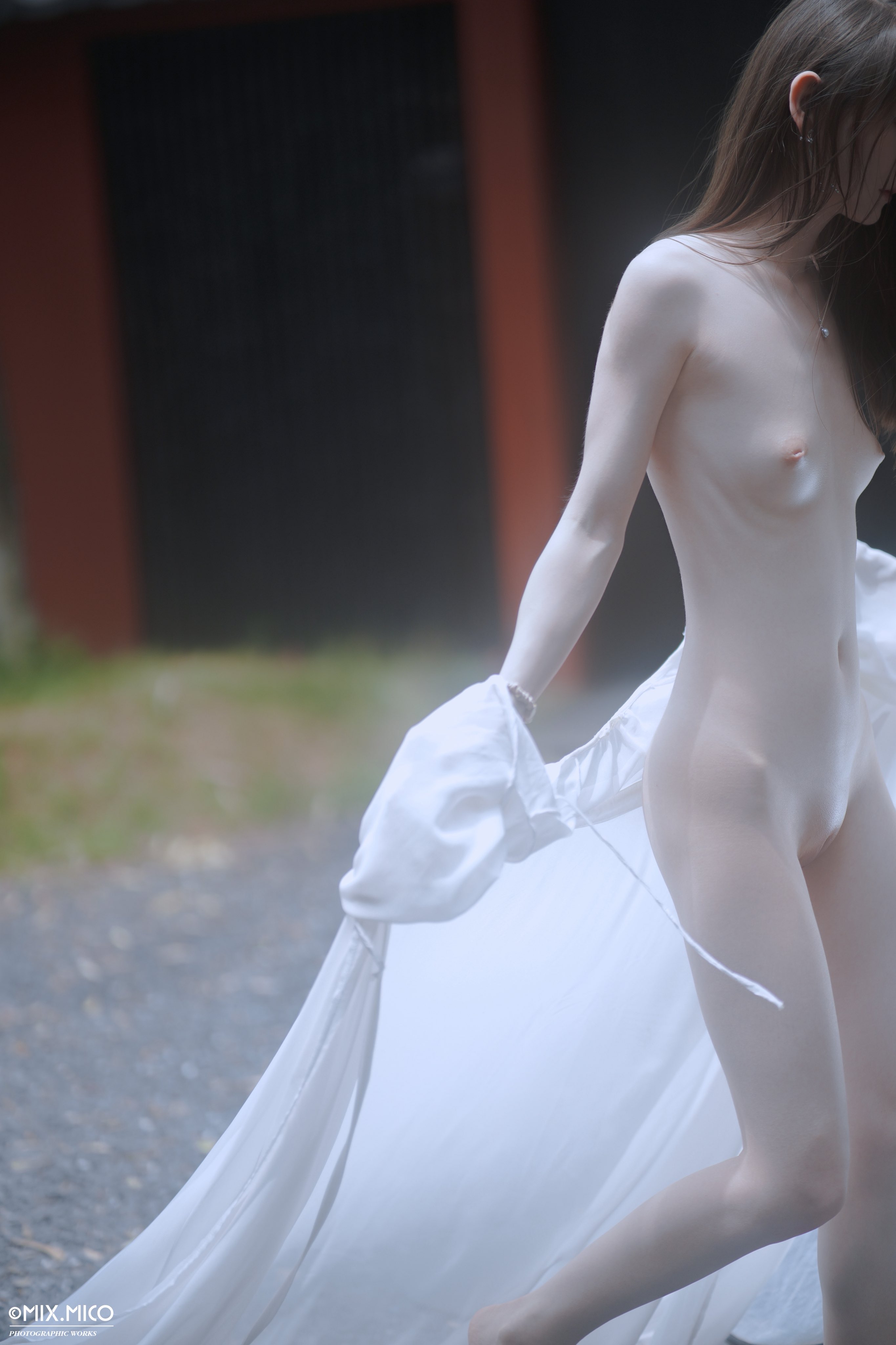 没有衬衫的女人。