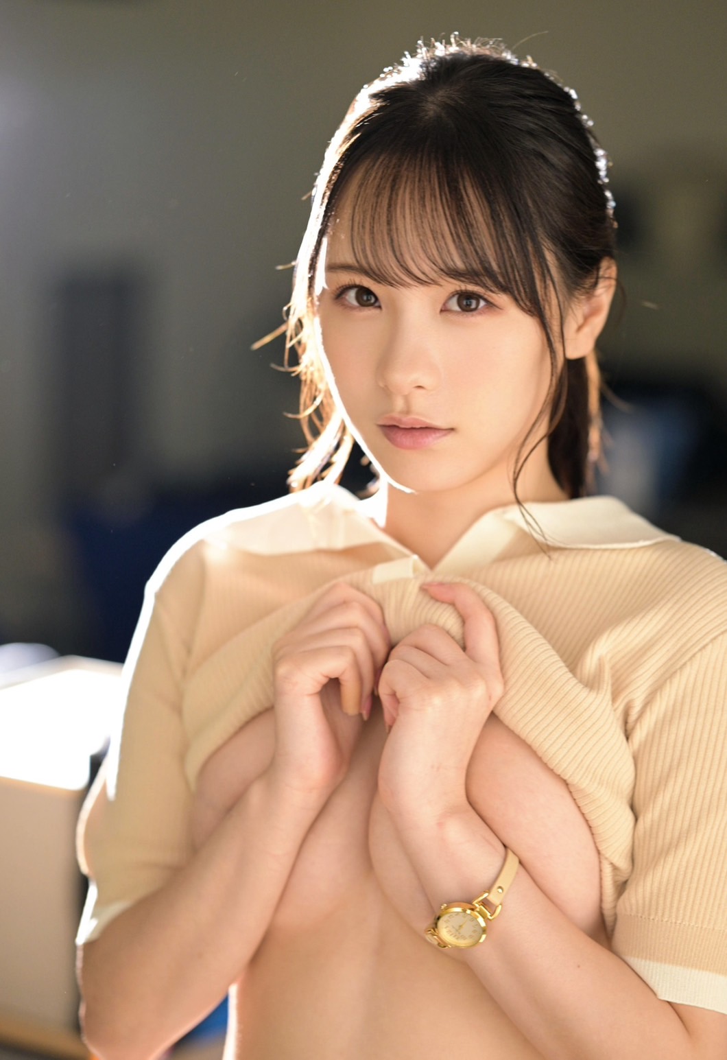 穿着白色衬衫和一个黄金手表的女人。