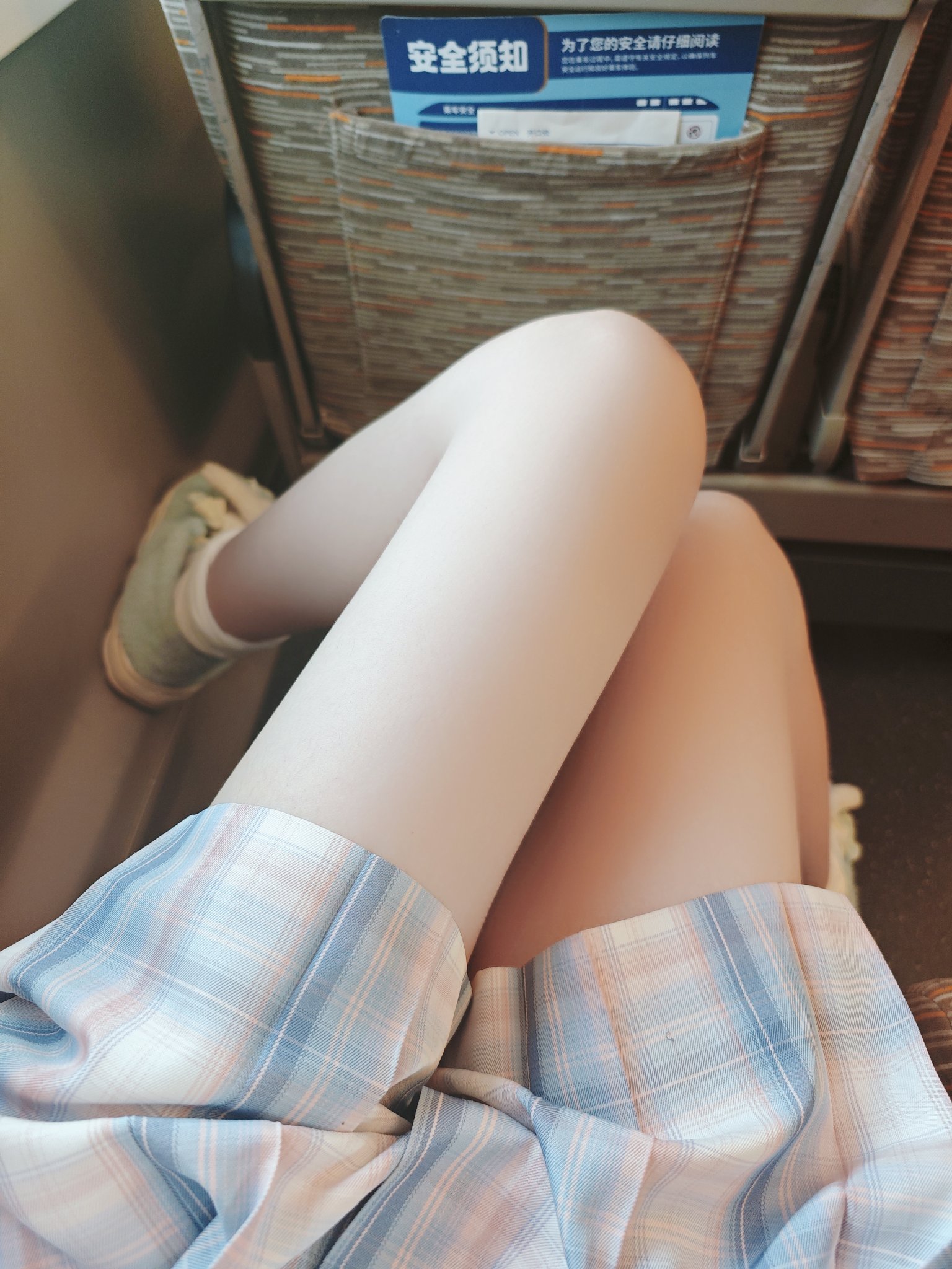 穿着白色裙子和白色袜子的人。