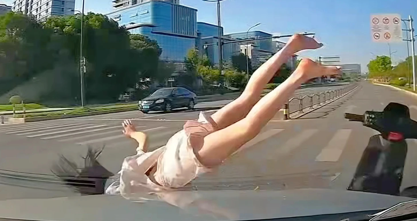 女人从车上掉下来。