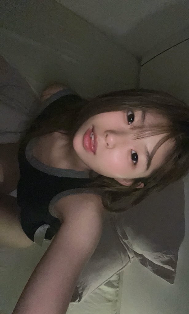 长头发的女孩和一个黑色坦克顶部。