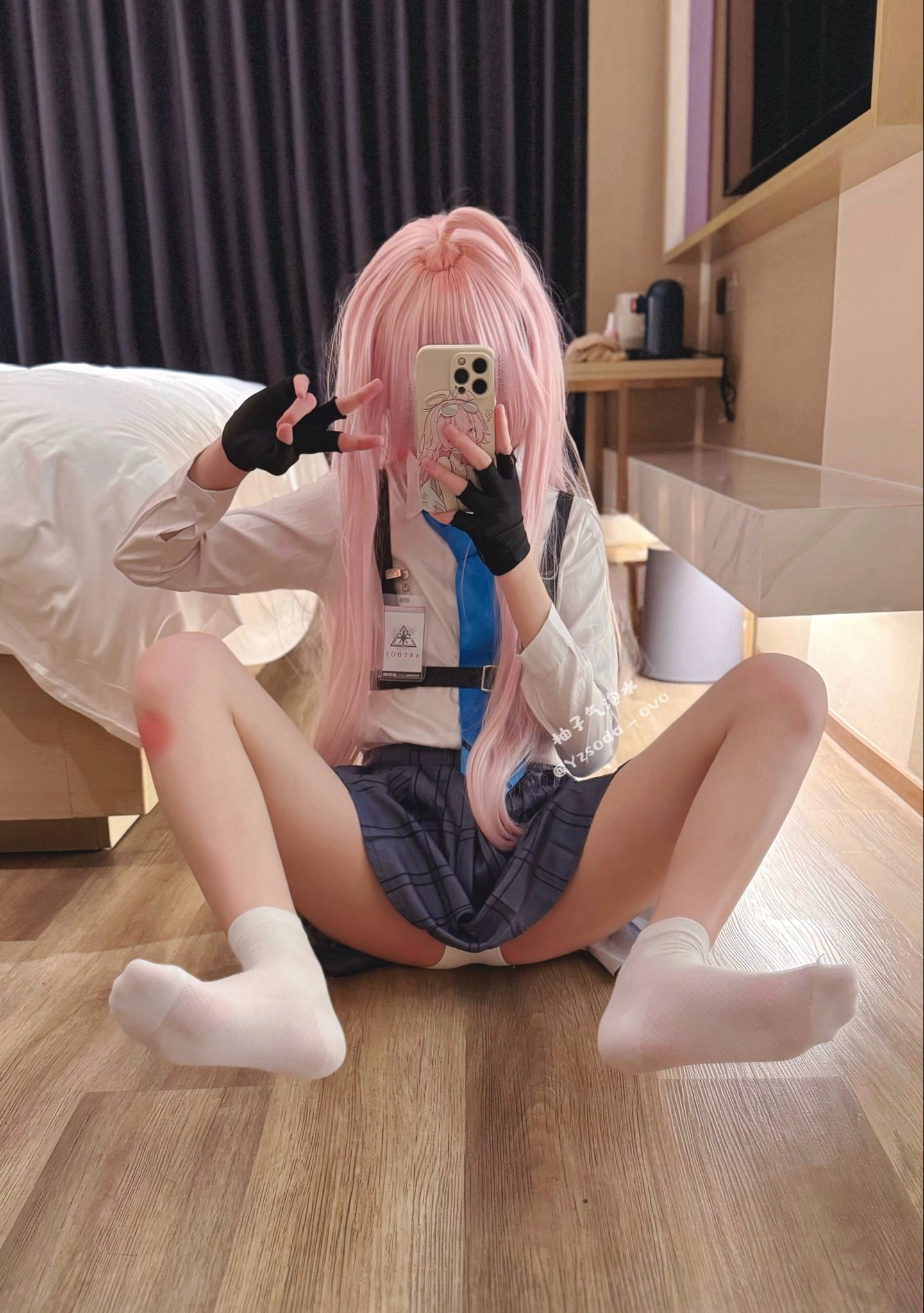 女孩用手机拍自拍。