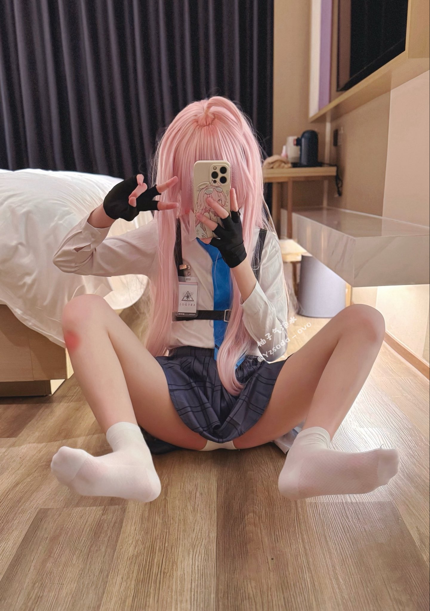 女孩用手机拍自拍。