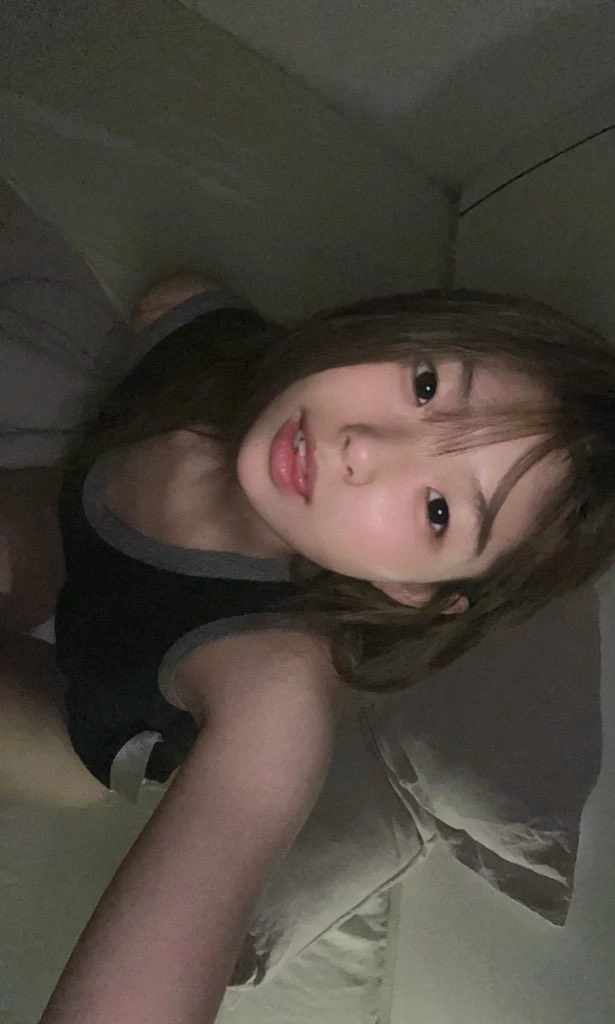 长头发的女孩和一个黑色坦克顶部。