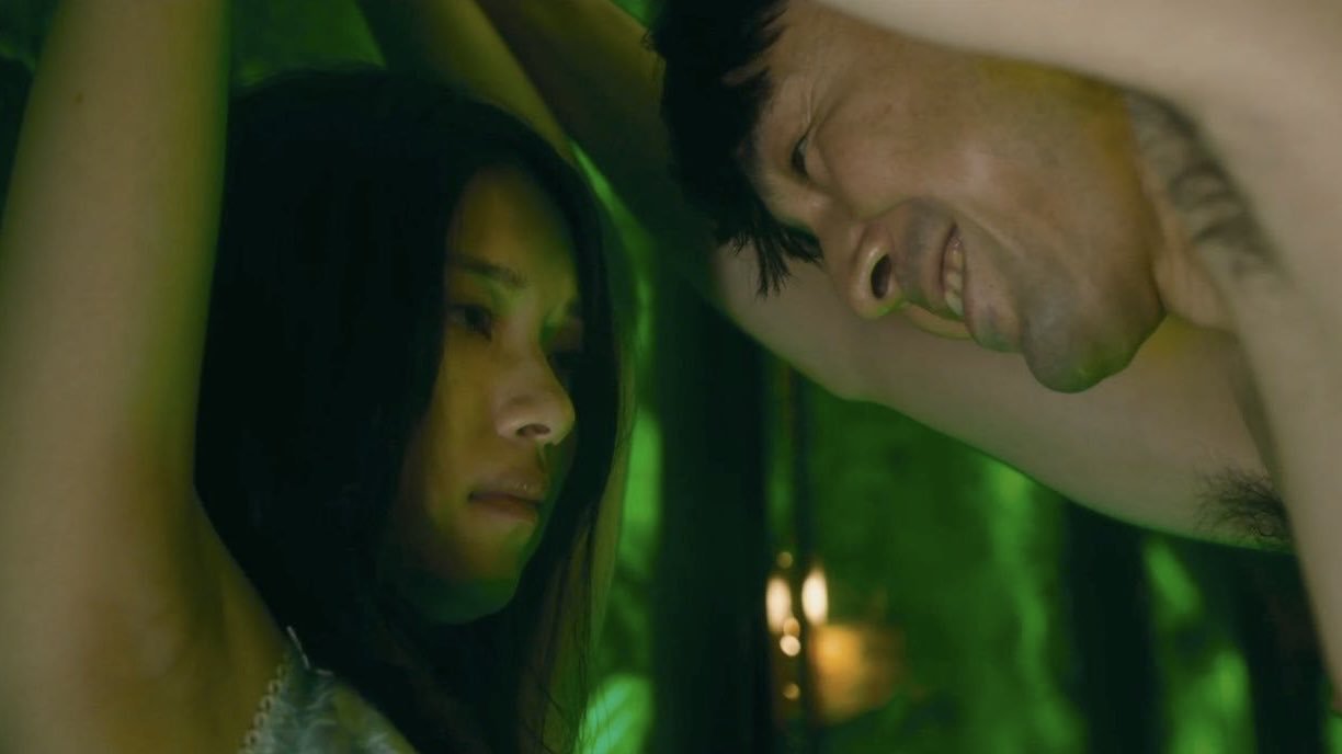 穿着白色衣服的女人在镜子里看着她的反射。