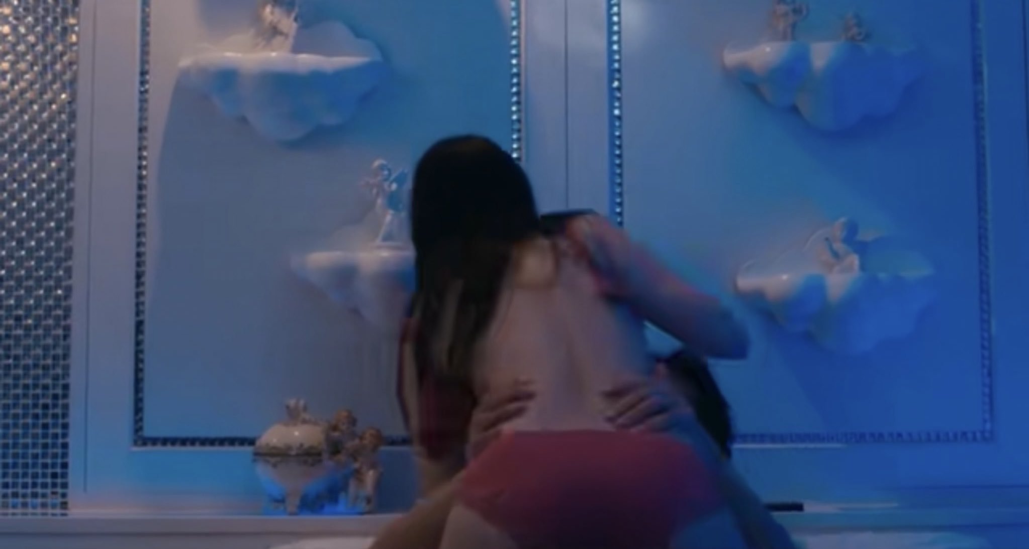 女人在厨房里做饭。