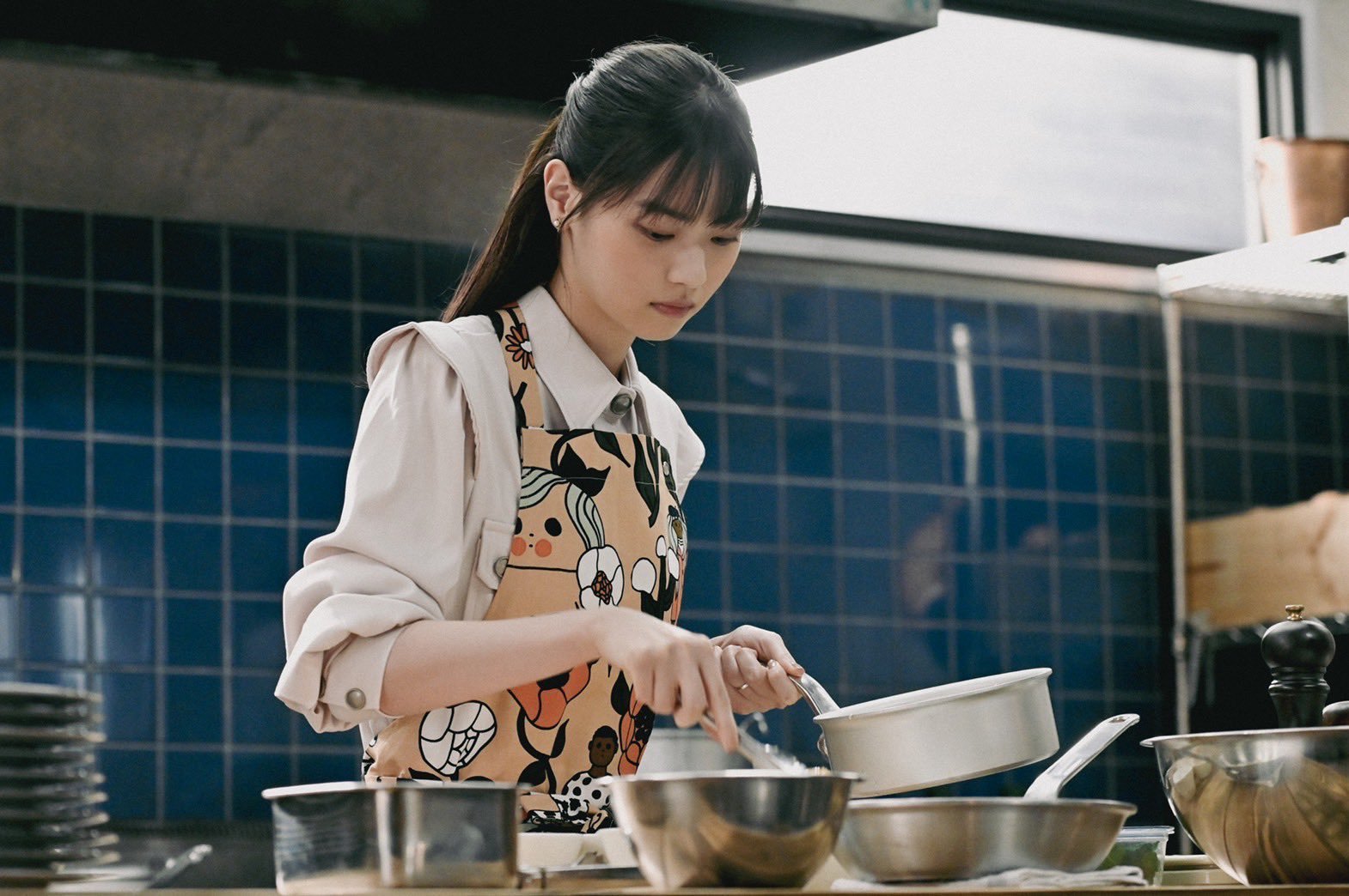 女人在厨房里做饭。