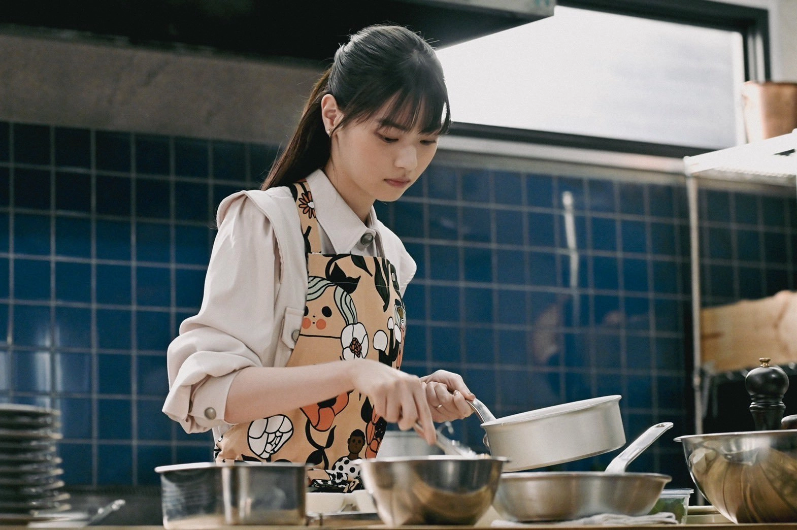 女人在厨房里做饭。