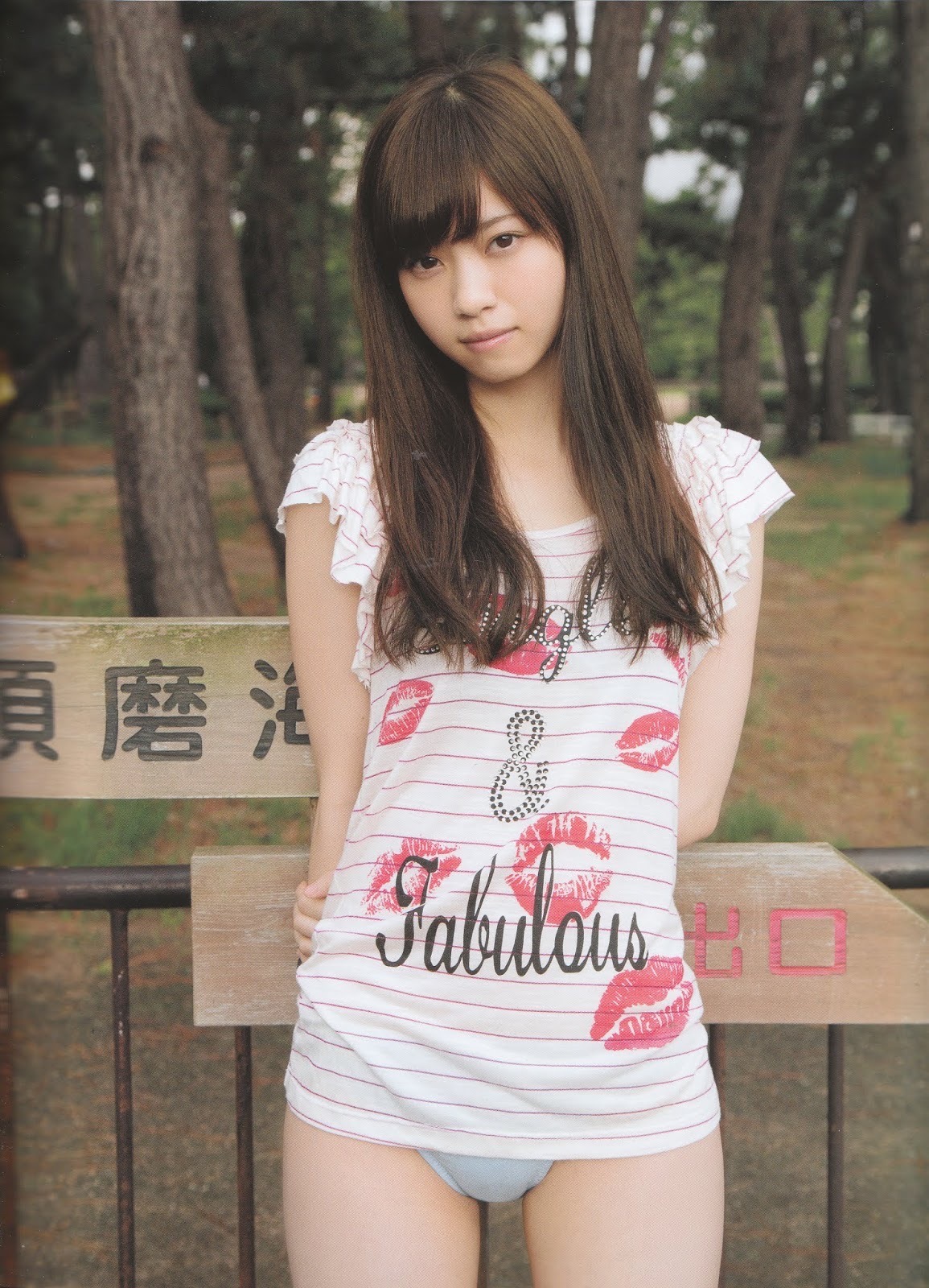 女孩穿着一个粉红色和白色带衬衫,上面写着“神奇”这个词。